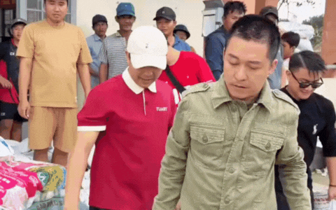 Tuấn Hưng trao quà, hát tặng bà con vùng lũ: "Nhìn các cụ già, tôi nhớ mẹ"