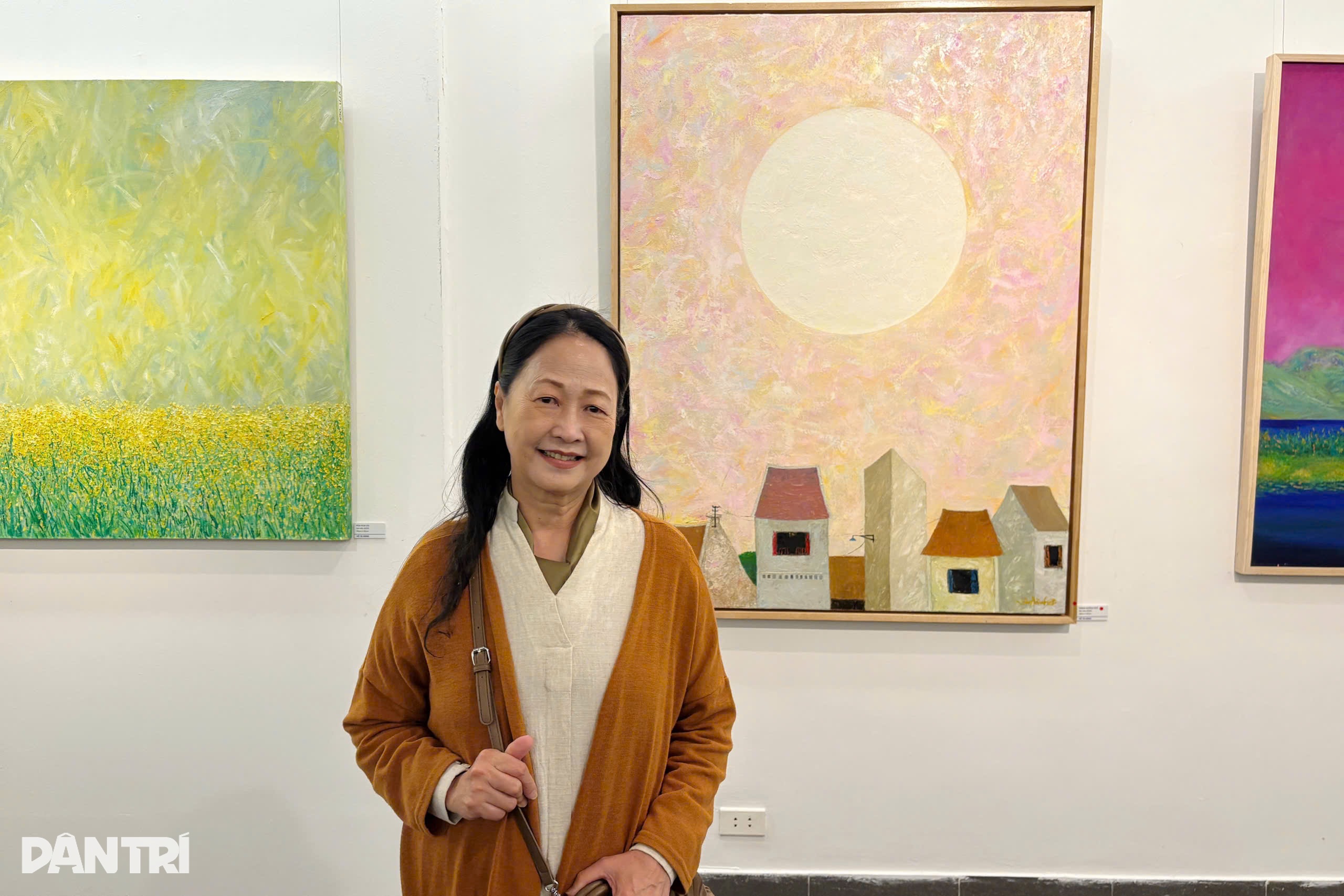 NSND Như Quỳnh say mê trước tranh sơn dầu làng quê và hoa sen