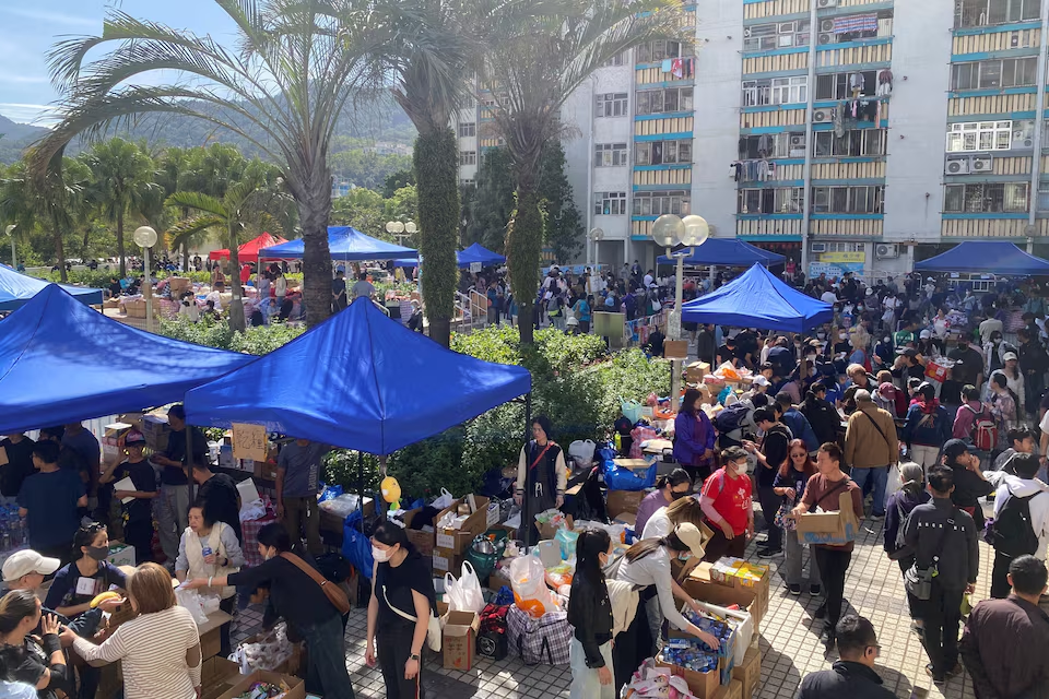 Người Hong Kong chạy đua chuyển hàng cứu trợ, hỗ trợ nạn nhân vụ cháy