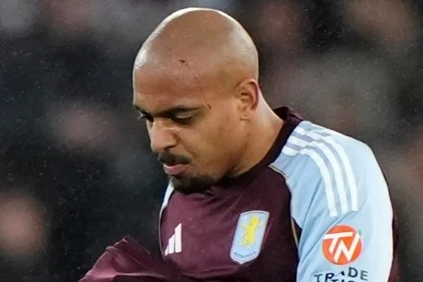 Ngôi sao Ngoại hạng Anh bị ném cốc trúng đầu, CĐV nổi loạn đấm cảnh sát