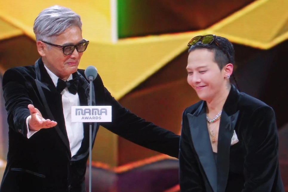 Cái nắm tay lịch sử của hai huyền thoại Trung - Hàn hút 50 triệu lượt xem