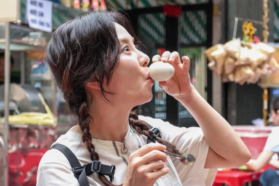Phản ứng bất ngờ của mỹ nhân Hàn khi ăn trứng vịt lộn tại Việt Nam