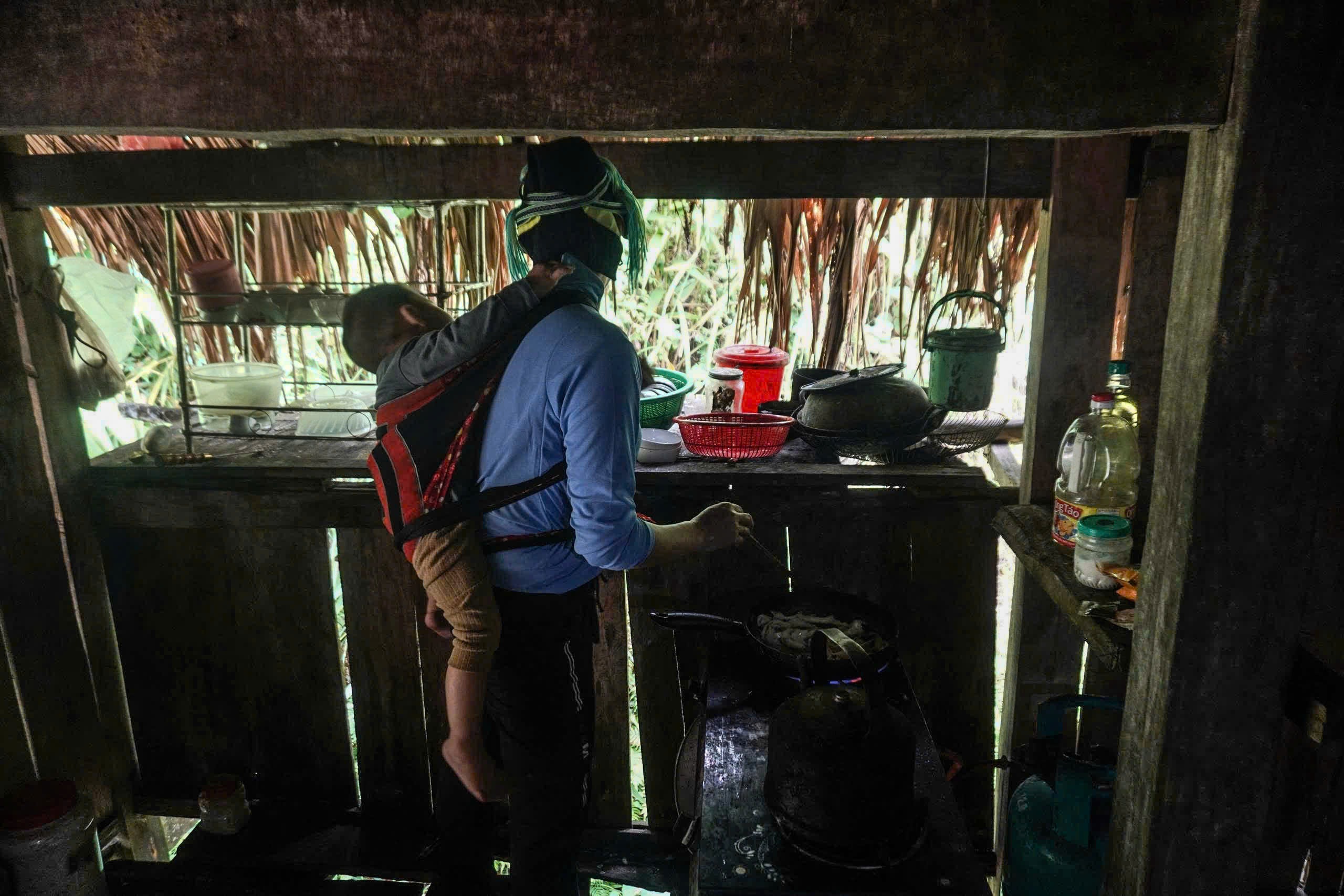 Mồ côi cha, bé trai 2 tuổi theo ông bà xuống núi chữa tan máu bẩm sinh