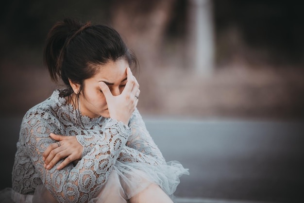 Chị gái dẫn người yêu về giới thiệu, tôi sợ hãi tránh mặt khi thấy anh ta