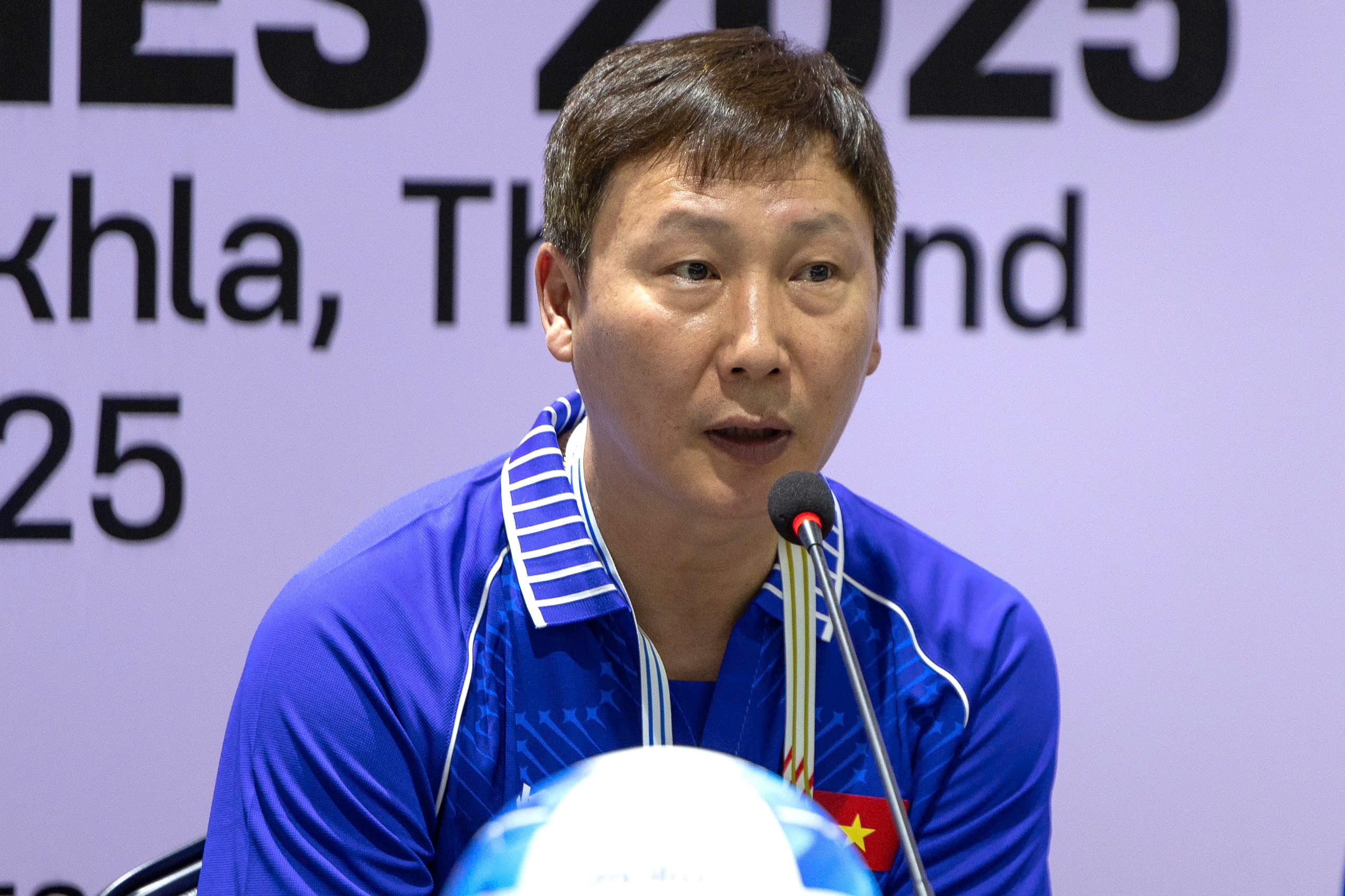 HLV Kim Sang Sik trả lời họp báo sau trận thắng vất vả U22 Lào