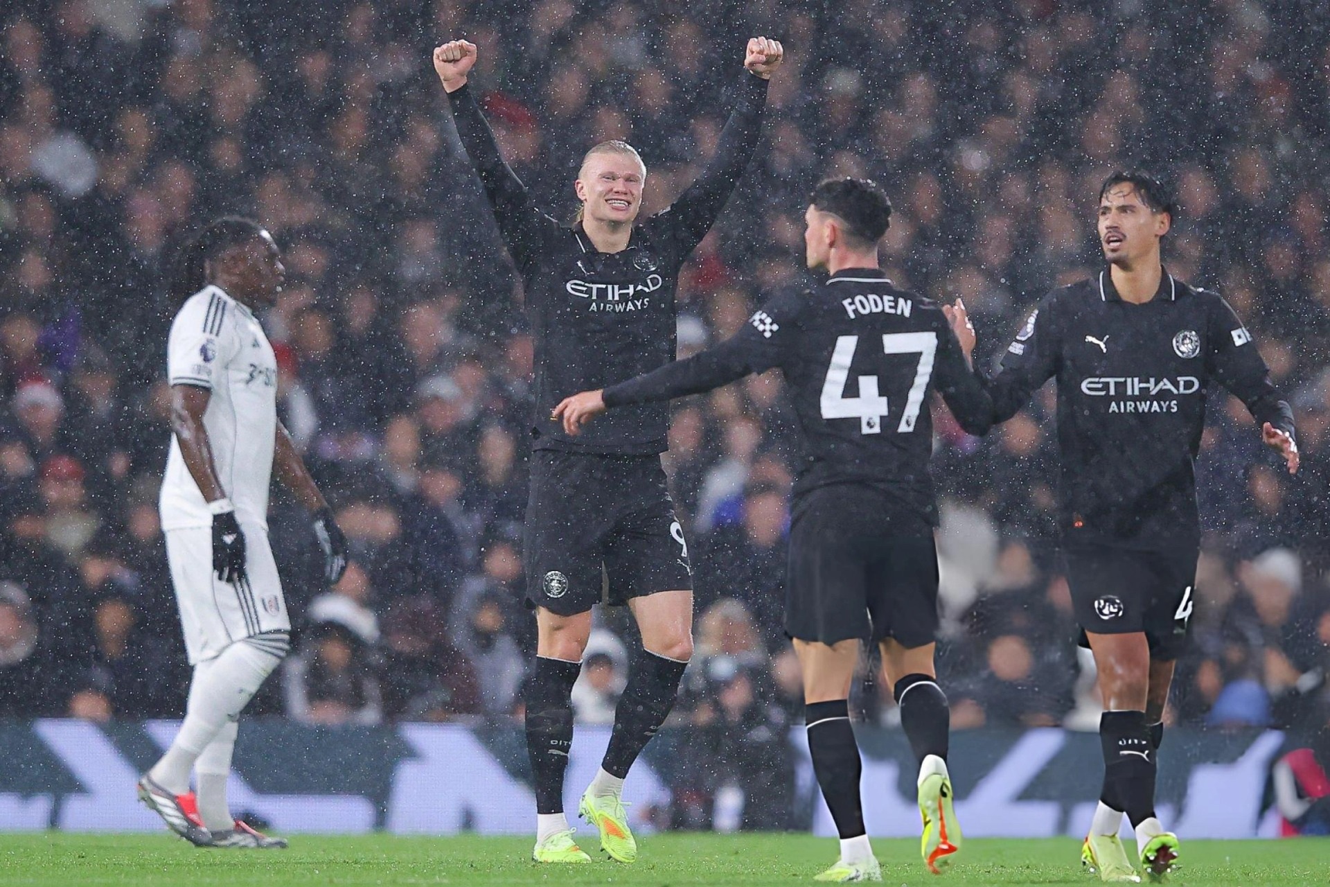 Hạ Fulham đầy kịch tính, Man City thu hẹp khoảng cách với Arsenal