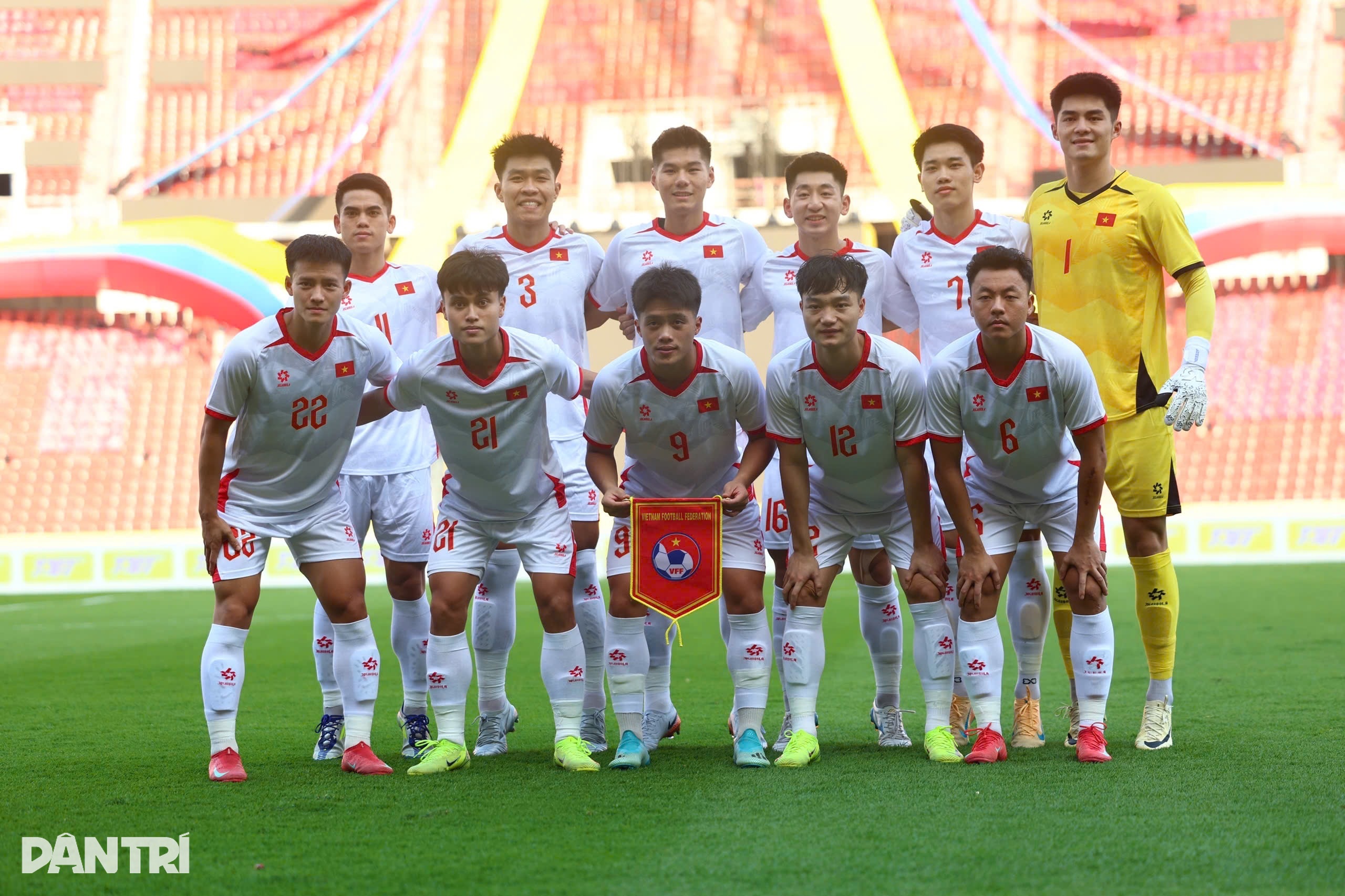 Sự cố đầu trận U22 Việt Nam - U22 Lào: Hai đội hát Quốc ca không có nhạc