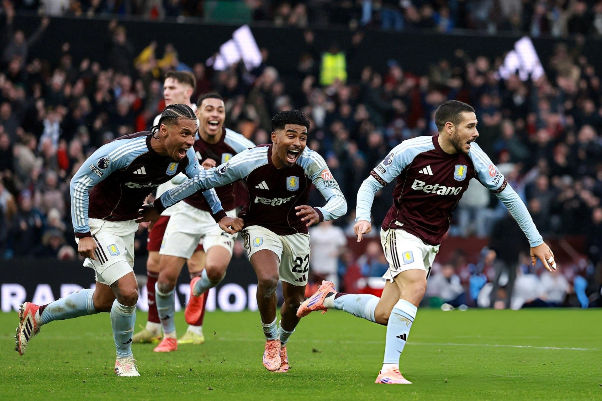 Aston Villa hạ Arsenal nhờ bàn thắng ở phút bù giờ