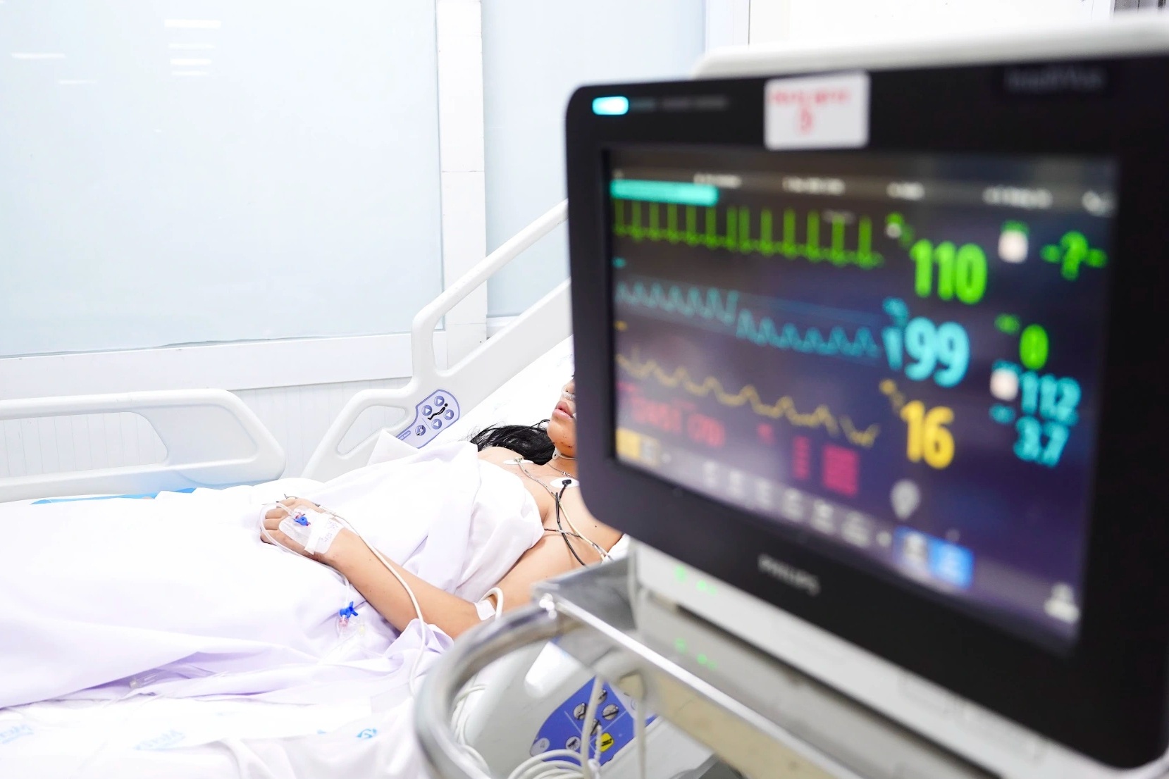 Người nhảy lầu thoát khỏi vụ cháy quán ăn: "Không thể thở nổi"