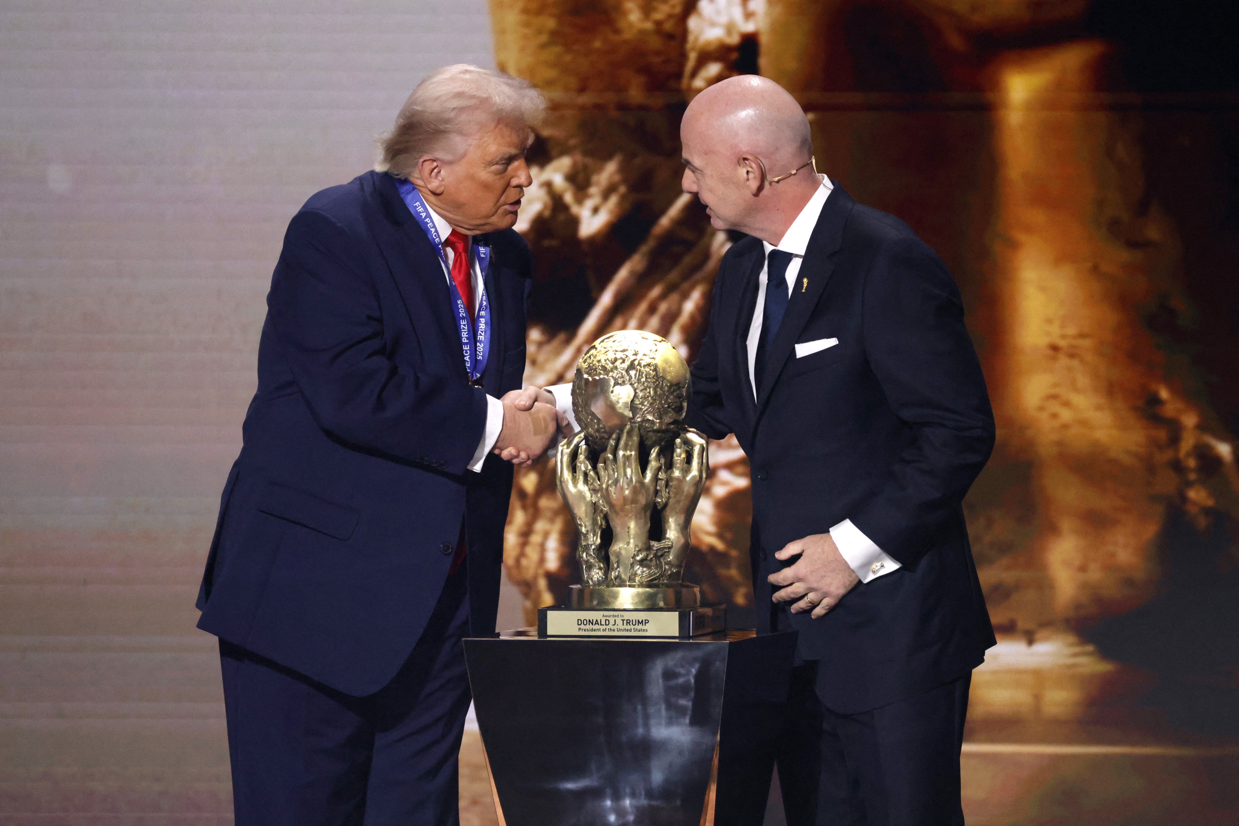 Tổng thống Donald Trump được trao giải thưởng Hòa bình FIFA