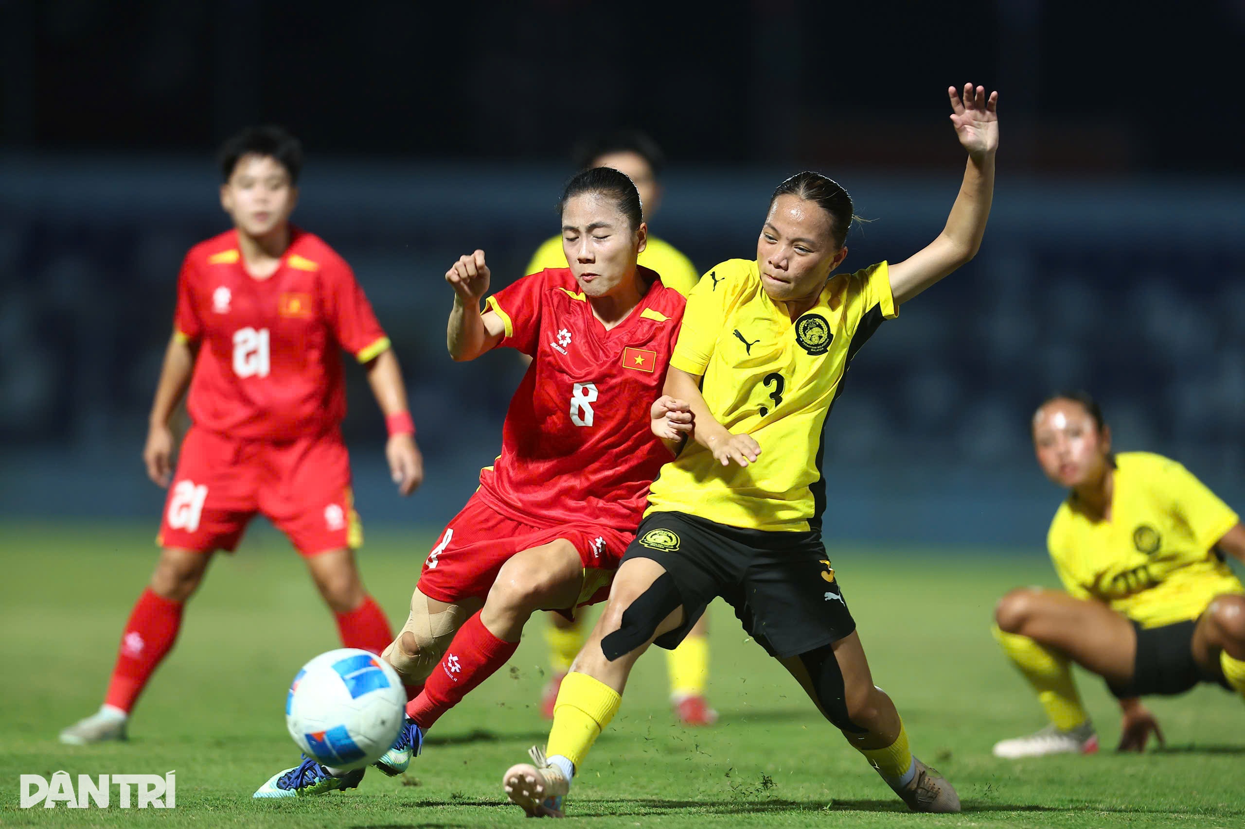 HLV Malaysia nói về sức mạnh tuyển nữ Việt Nam khi thắng đậm 7-0