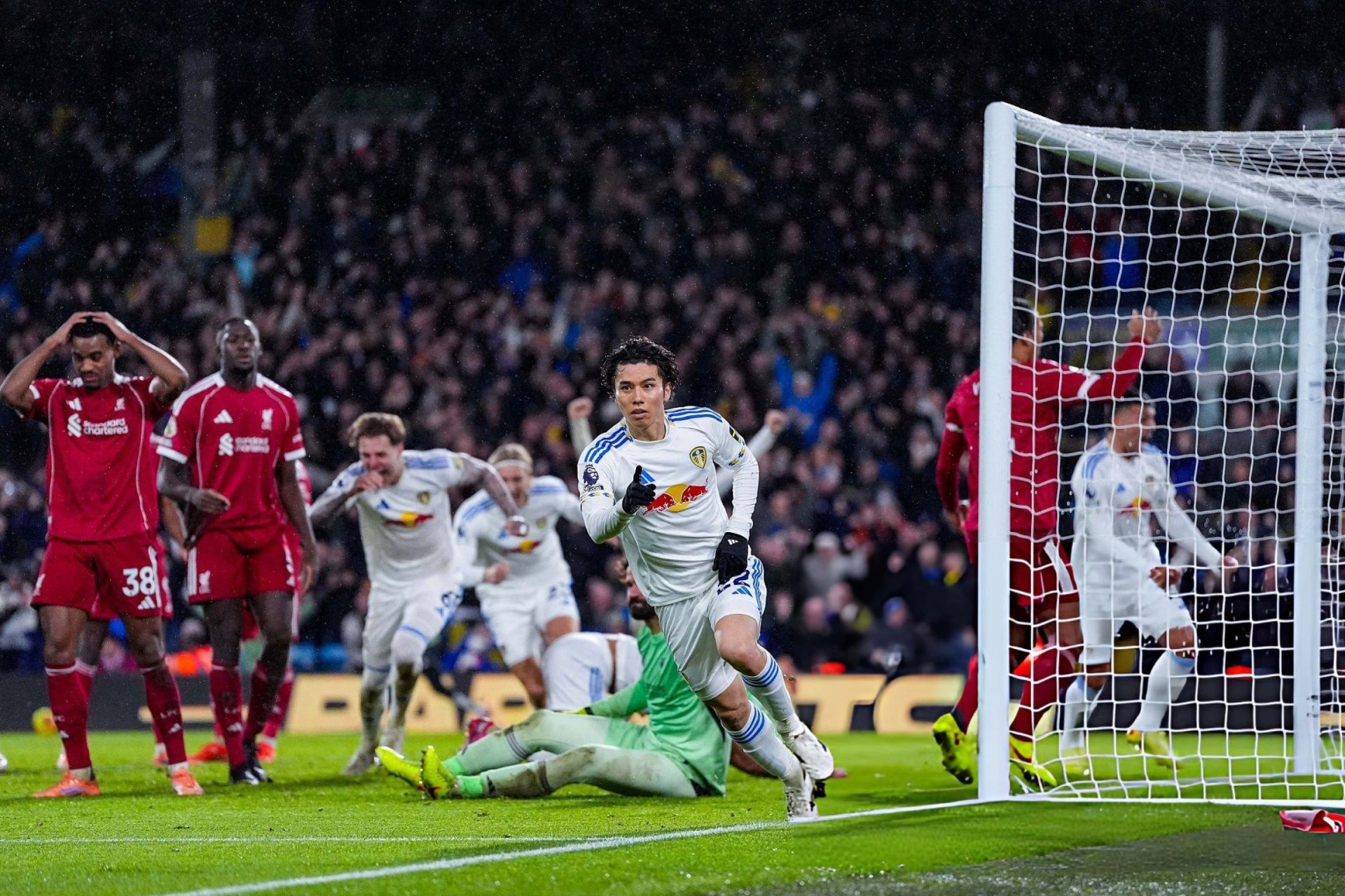 Liverpool đánh rơi chiến thắng trước Leeds ở phút 96
