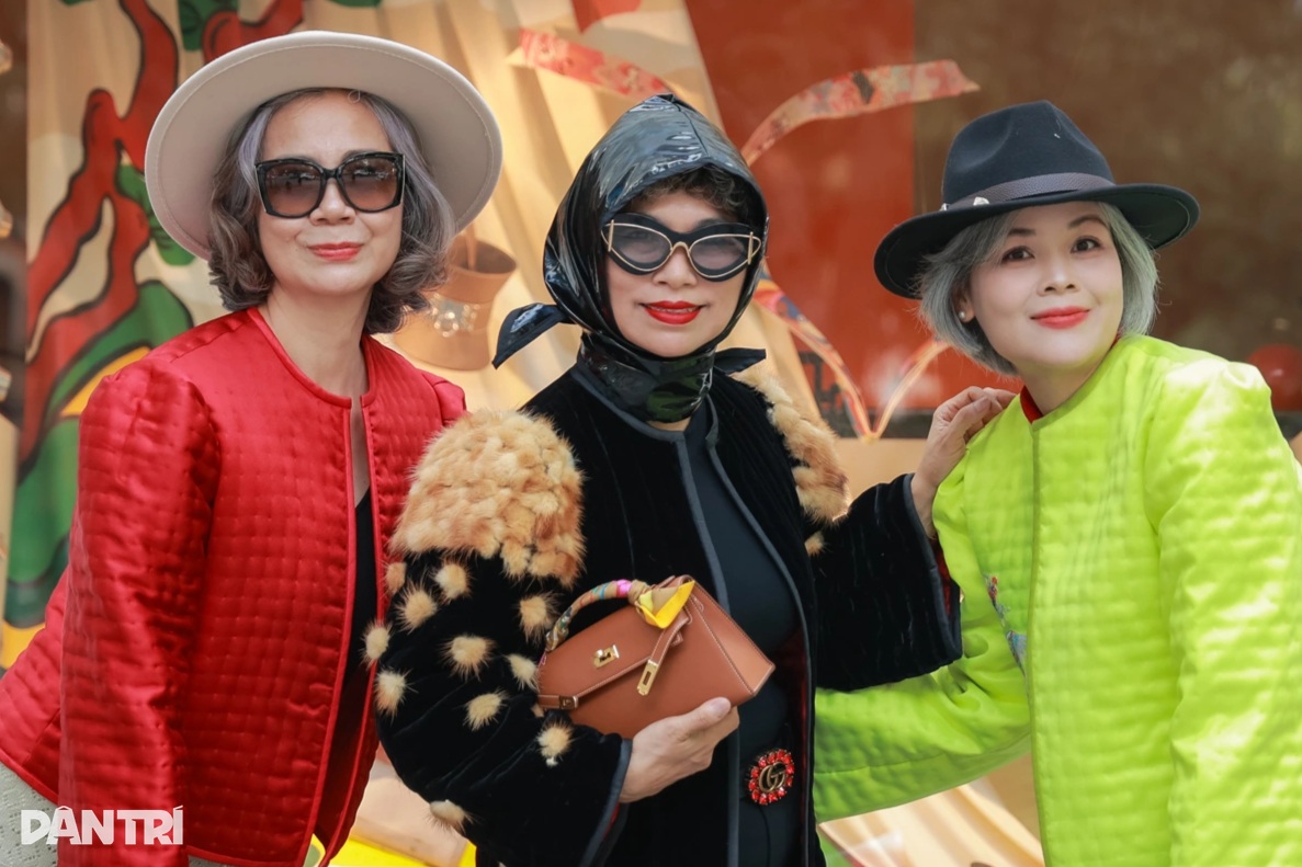 Quý cô tóc bạc Hà Nội diện áo chần bông, chơi túi hàng hiệu trăm triệu đồng