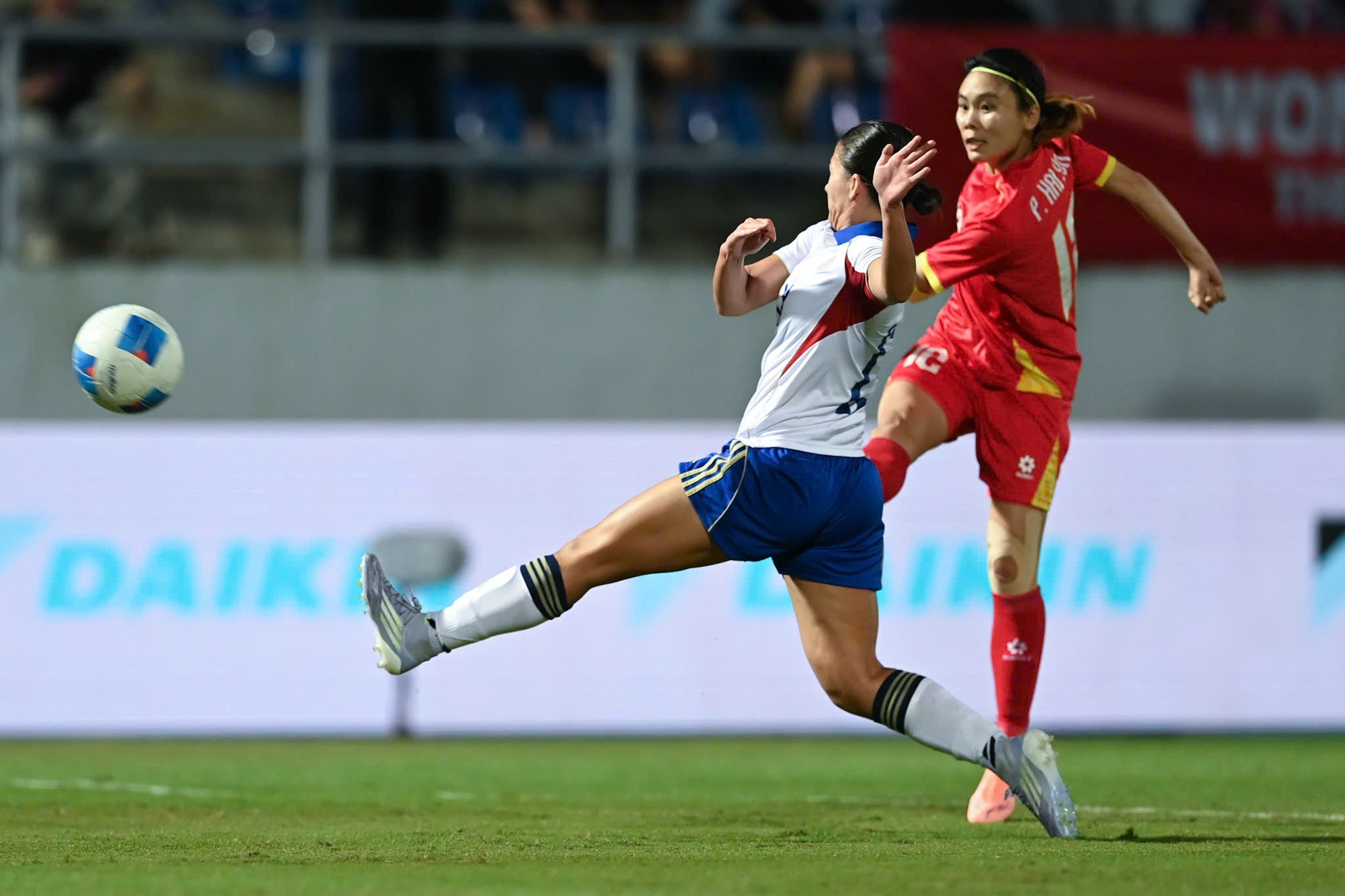 Tuyển nữ Việt Nam 0-0 Philippines (hiệp 1): Thế trận chủ động