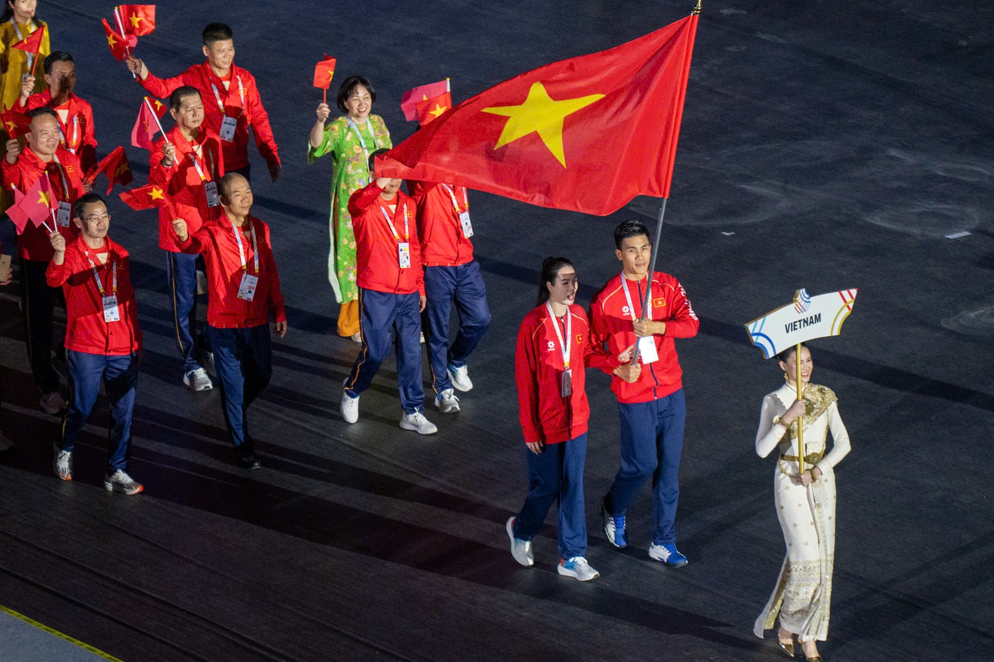 Lễ khai mạc SEA Games 33: Thanh Thúy, Minh Thuận cầm cờ cho Đoàn Việt Nam