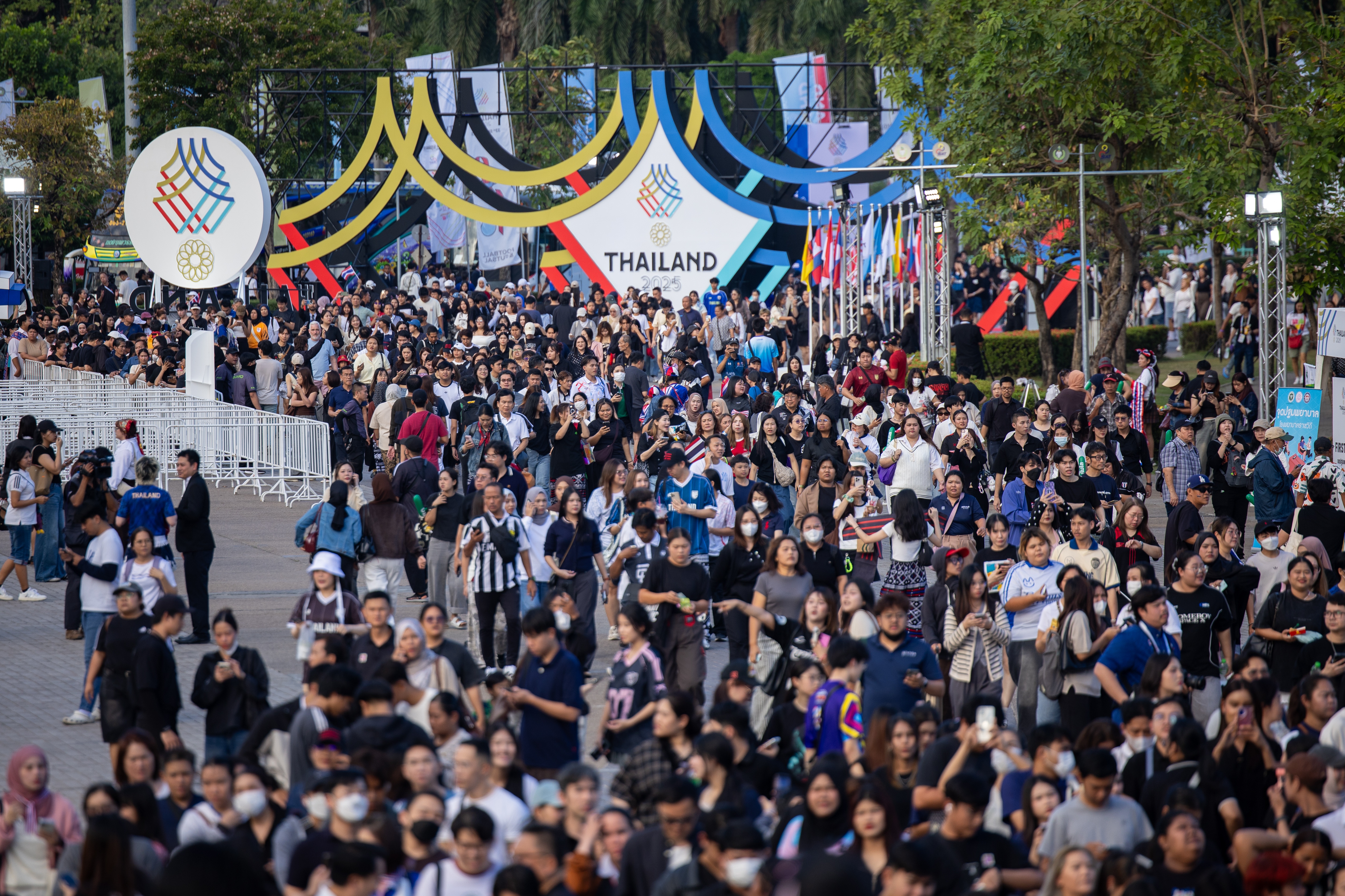 Hàng vạn người đổ về sân Rajamangala dự lễ khai mạc SEA Games 33