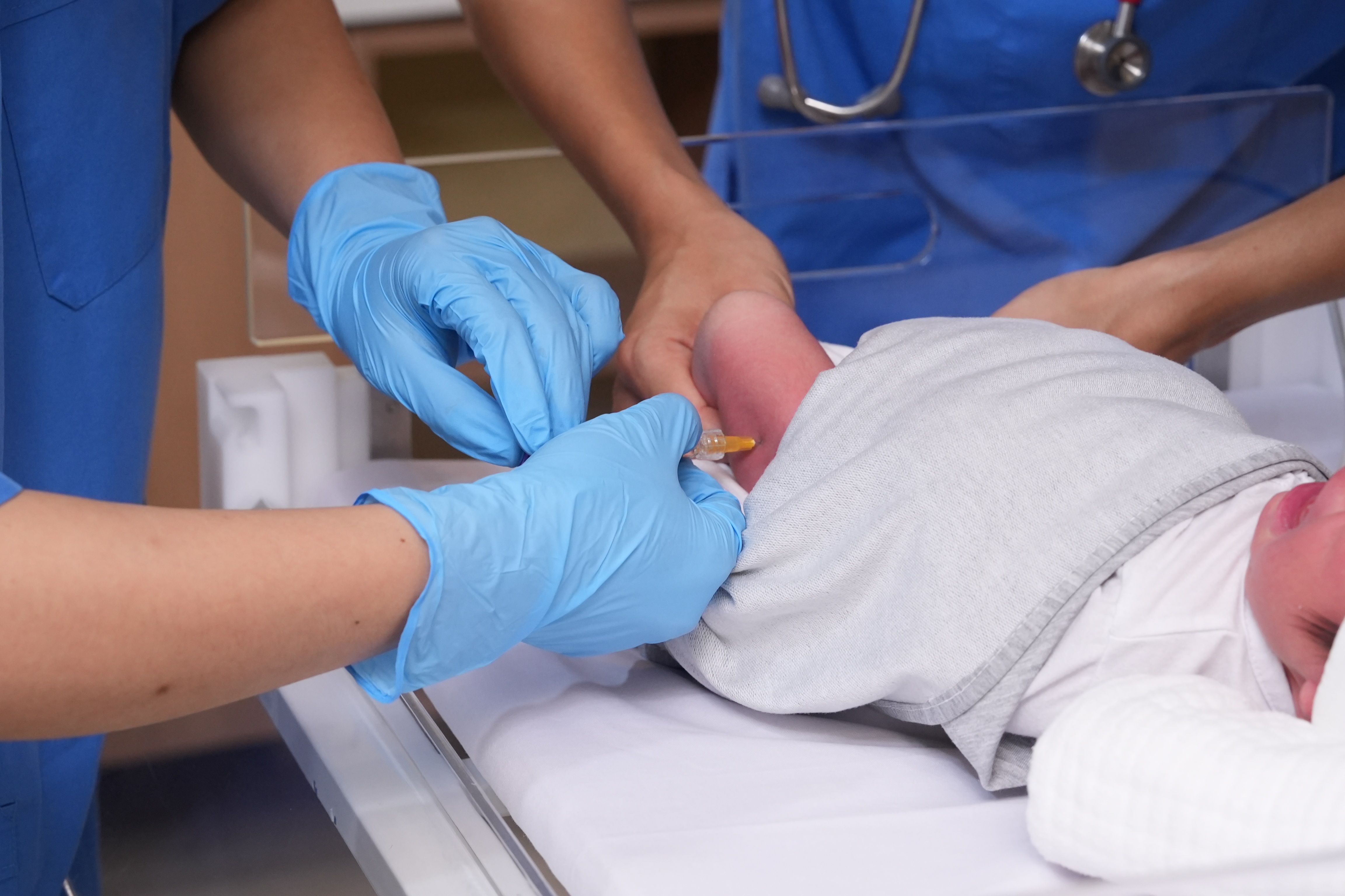 Bảo vệ trẻ khỏi virus hợp bào hô hấp RSV trong thời điểm giao mùa