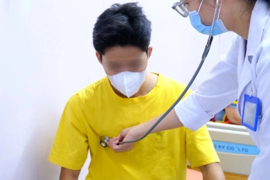 Tiếp xúc bùn đất ở khu cắm trại, chàng trai nhiễm xoắn khuẩn nguy hiểm