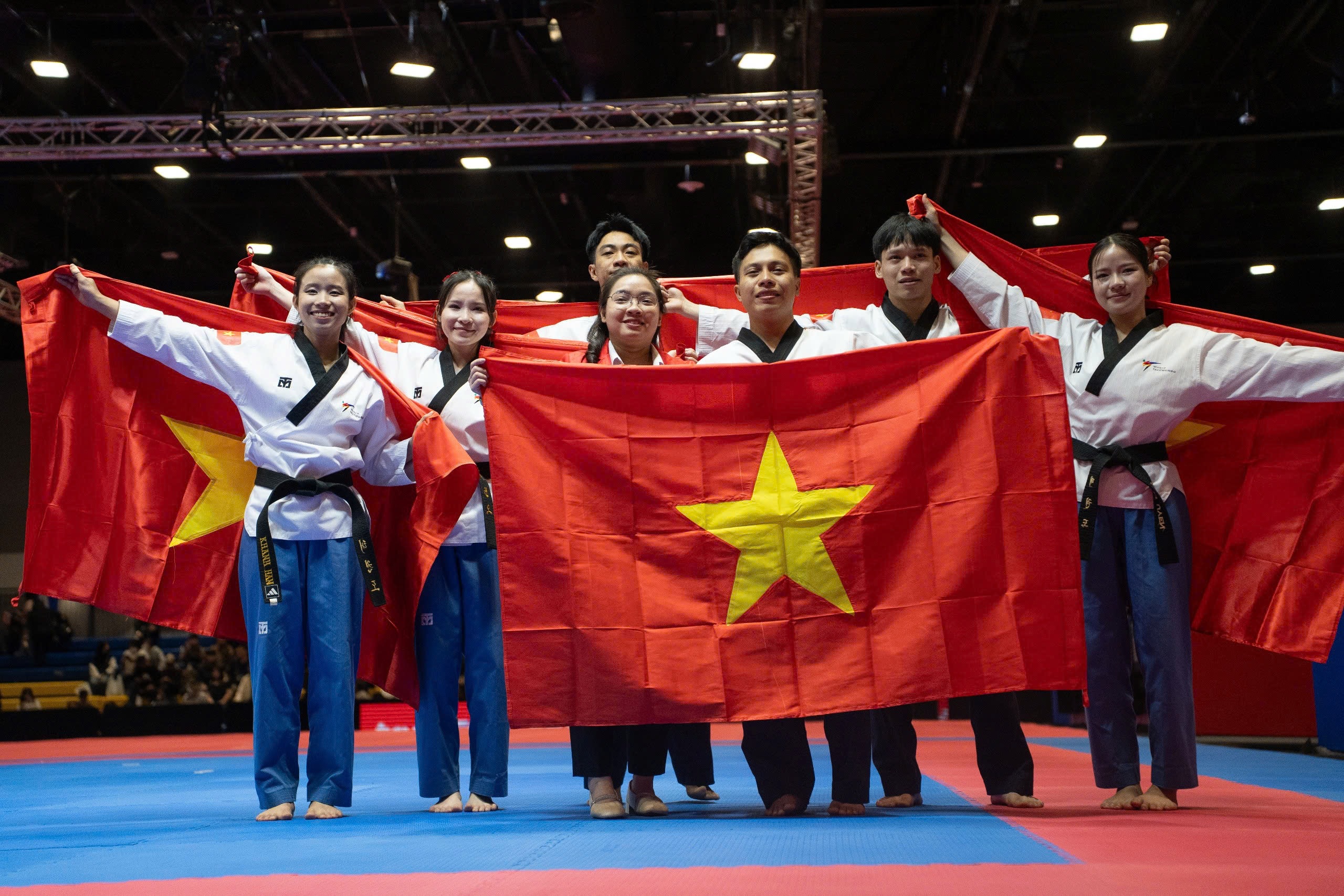 Nhật ký SEA Games 33 ngày 10/12: Taekwondo, Canoeing mang về HCV