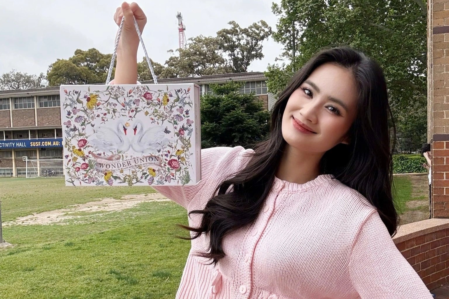 Hoa hậu Ý Nhi du học ở Australia: 5h dậy nấu ăn, đi bán hàng để trang trải