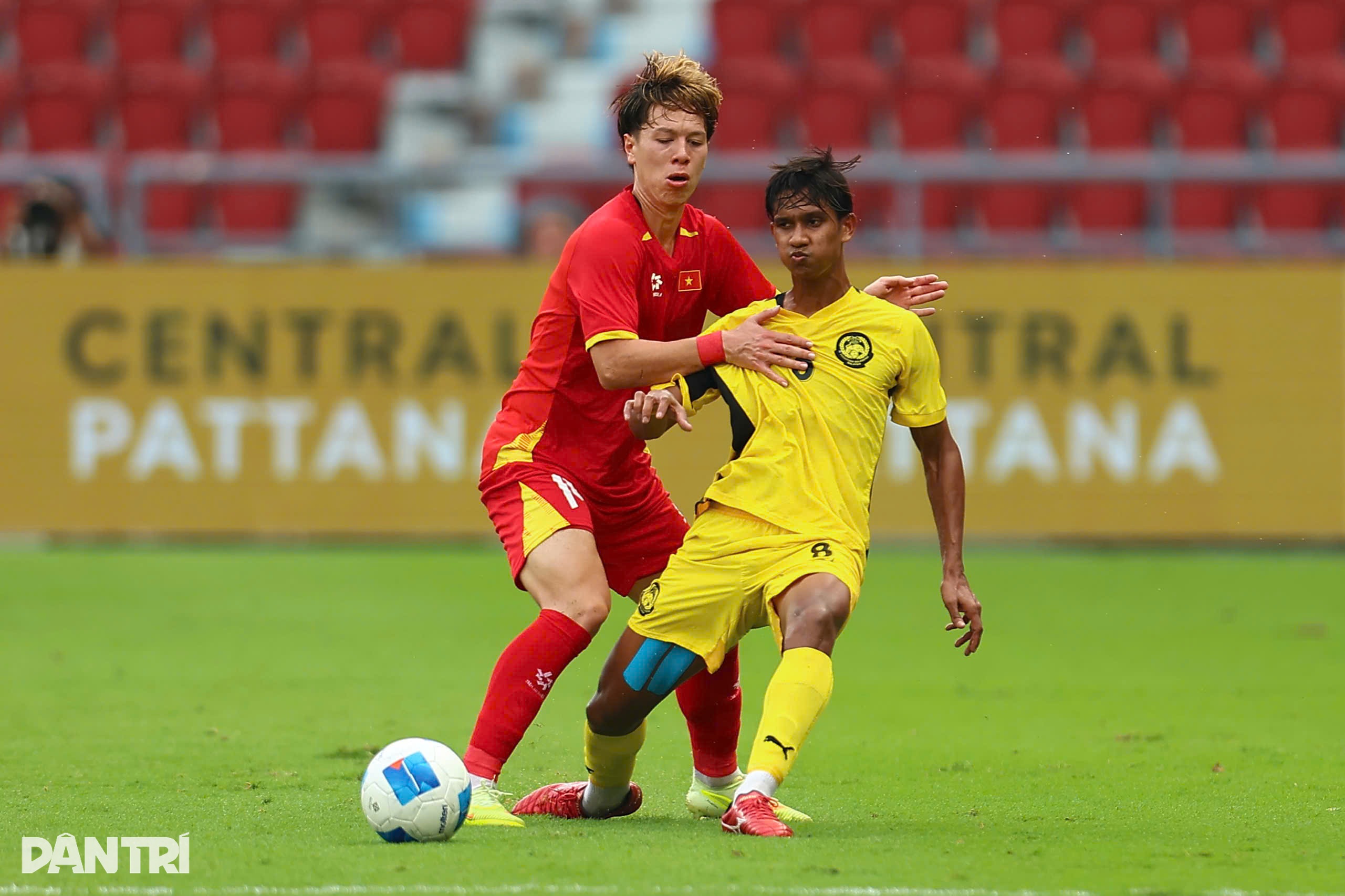 Báo Malaysia bình luận khi đội nhà thất bại dễ dàng trước U22 Việt Nam