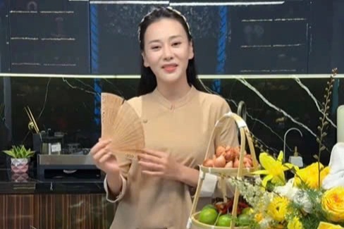 Phương Oanh gầy đi trong hình ảnh mới nhất khi vào bếp nấu ăn