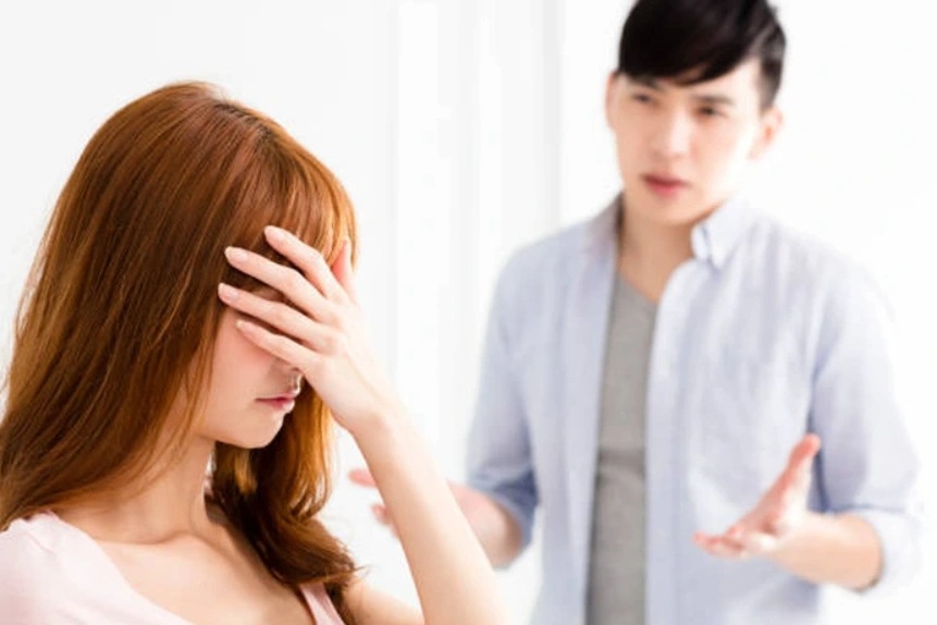 Lén cầm điện thoại chồng, tôi ngã ngửa khi thấy nhóm trò chuyện đặc biệt