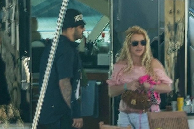 Giữa bất ổn tâm lý, Britney Spears thân mật cùng người đàn ông lạ