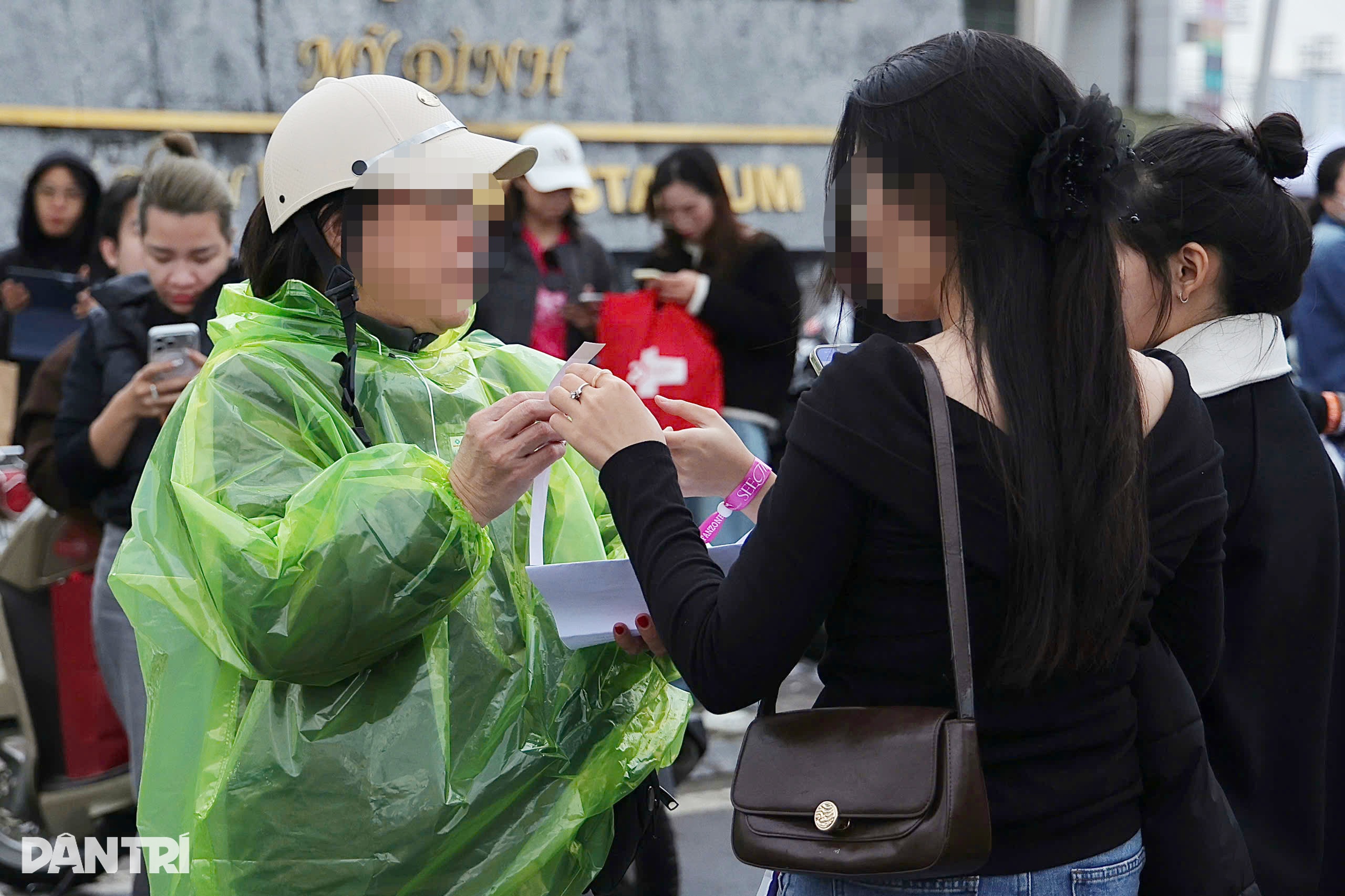 Khán giả bán hạ giá vé đêm nhạc Mỹ Tâm vì sợ phải đội mưa xem ca nhạc