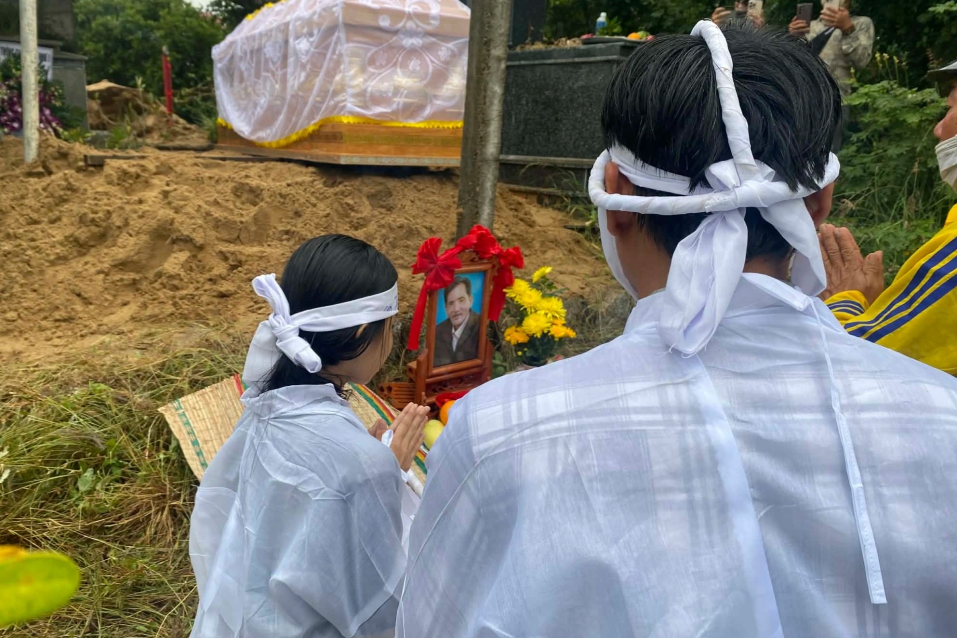 Gia đình cố nghệ sĩ Thương Tín cảnh báo lừa đảo sau tang lễ