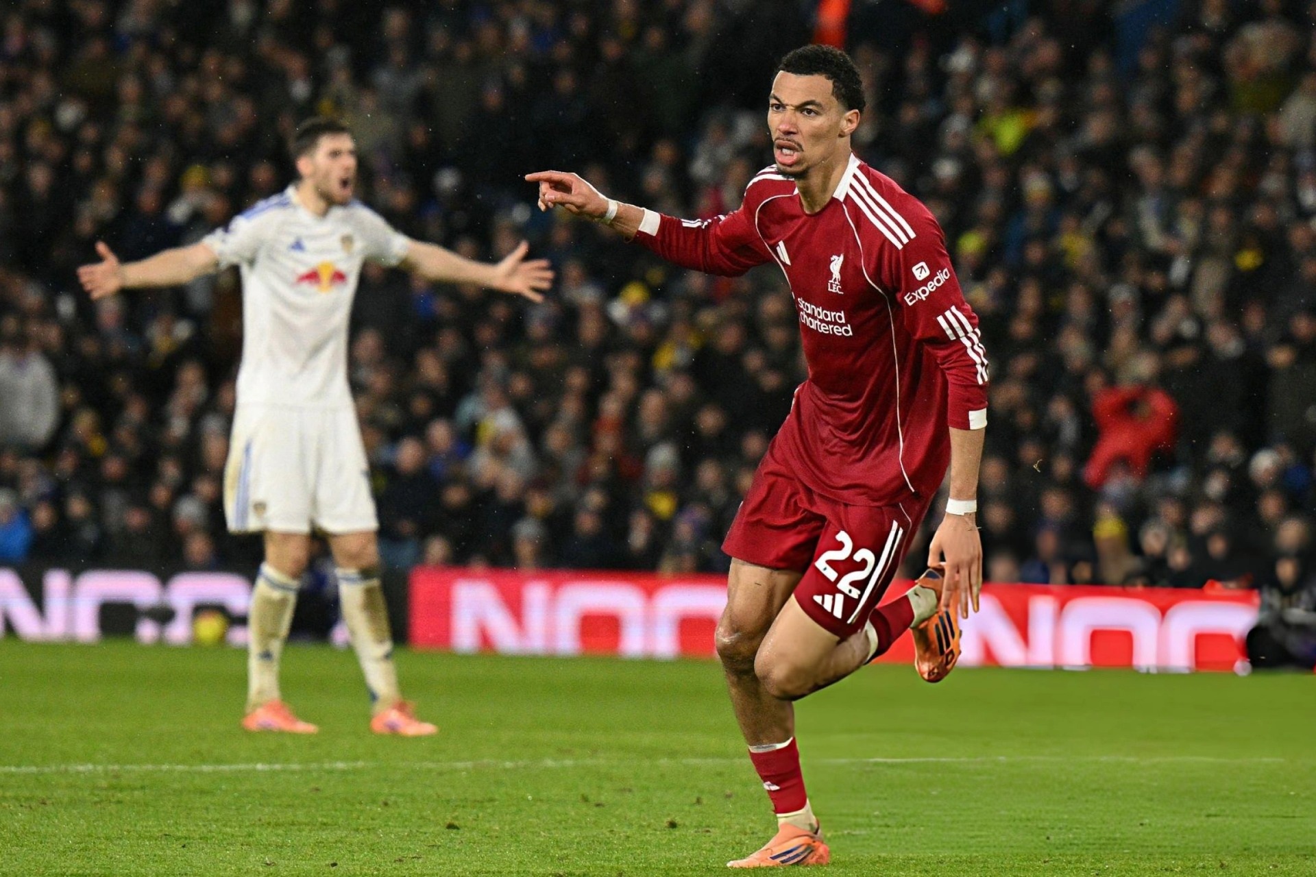 Ekitike lập cú đúp, Liverpool vượt lên trên Man Utd