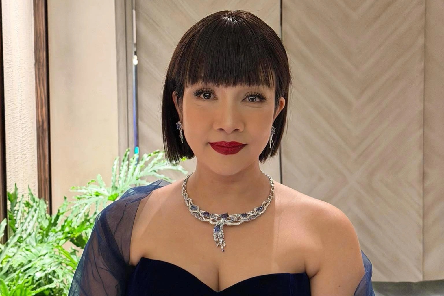 Mỹ Linh khác lạ khi đội tóc giả được mua với giá... 5 triệu đồng