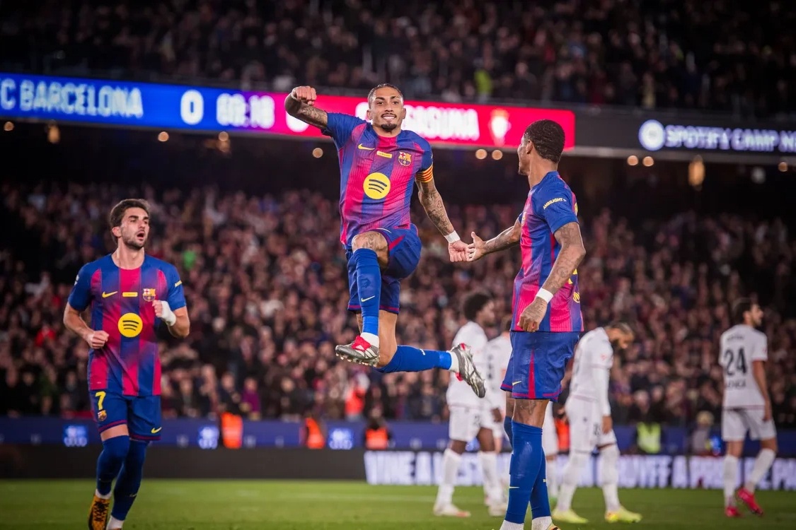 Raphinha giúp Barcelona tiếp tục dẫn đầu La Liga, bỏ xa Real Madrid