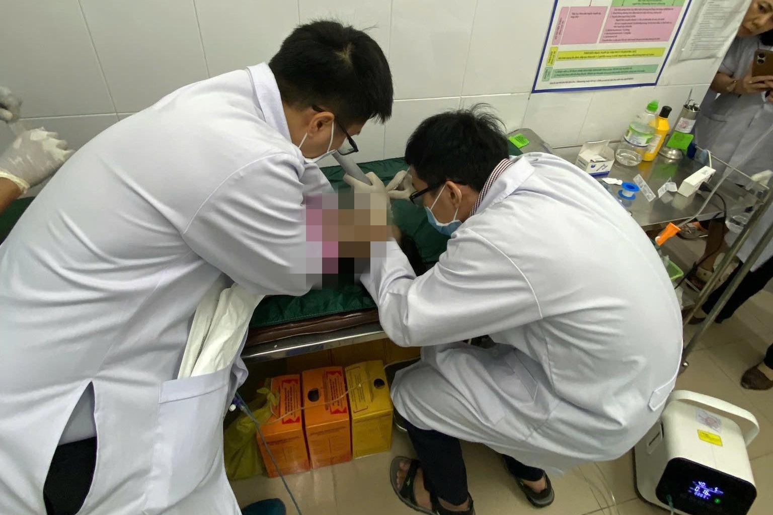 Bé gái 3 tuổi tử vong sau bữa ăn tại nhà trẻ: 70 phút cấp cứu bất thành