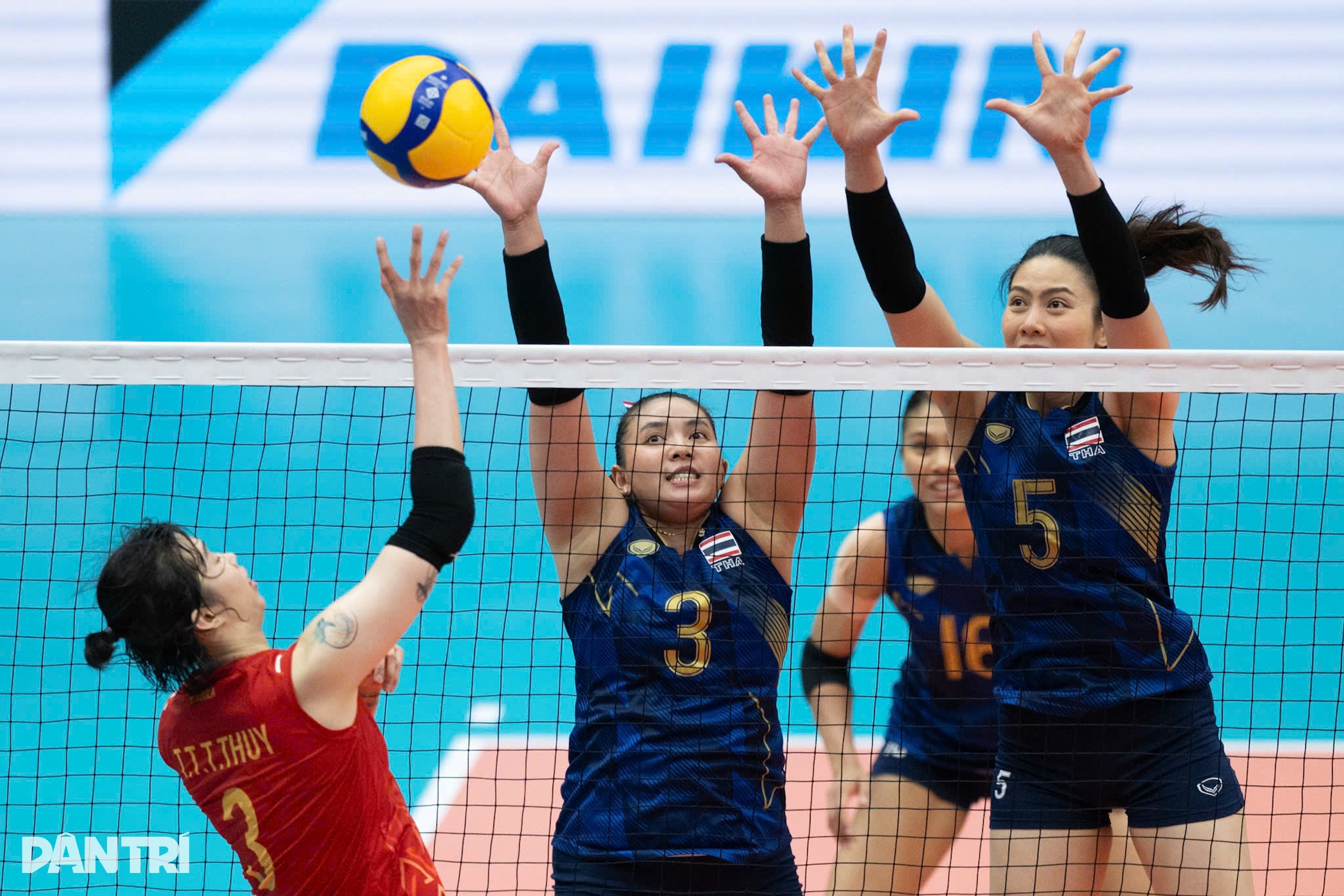 Bóng chuyền nữ Việt Nam 17-17 (1-2) Thái Lan: Nghẹt thở