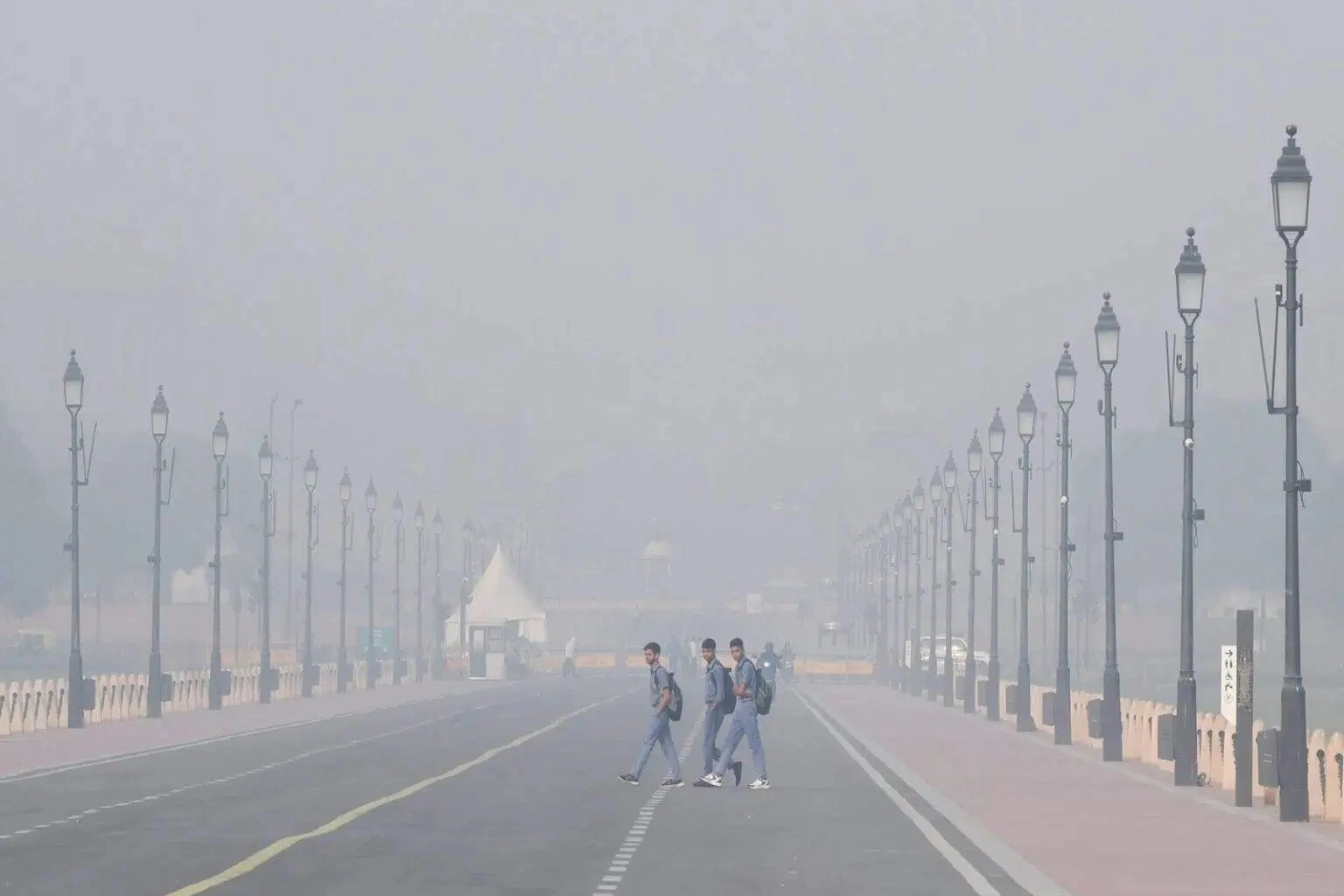 New Delhi cho học sinh học trực tuyến, dừng xây dựng vì ô nhiễm không khí