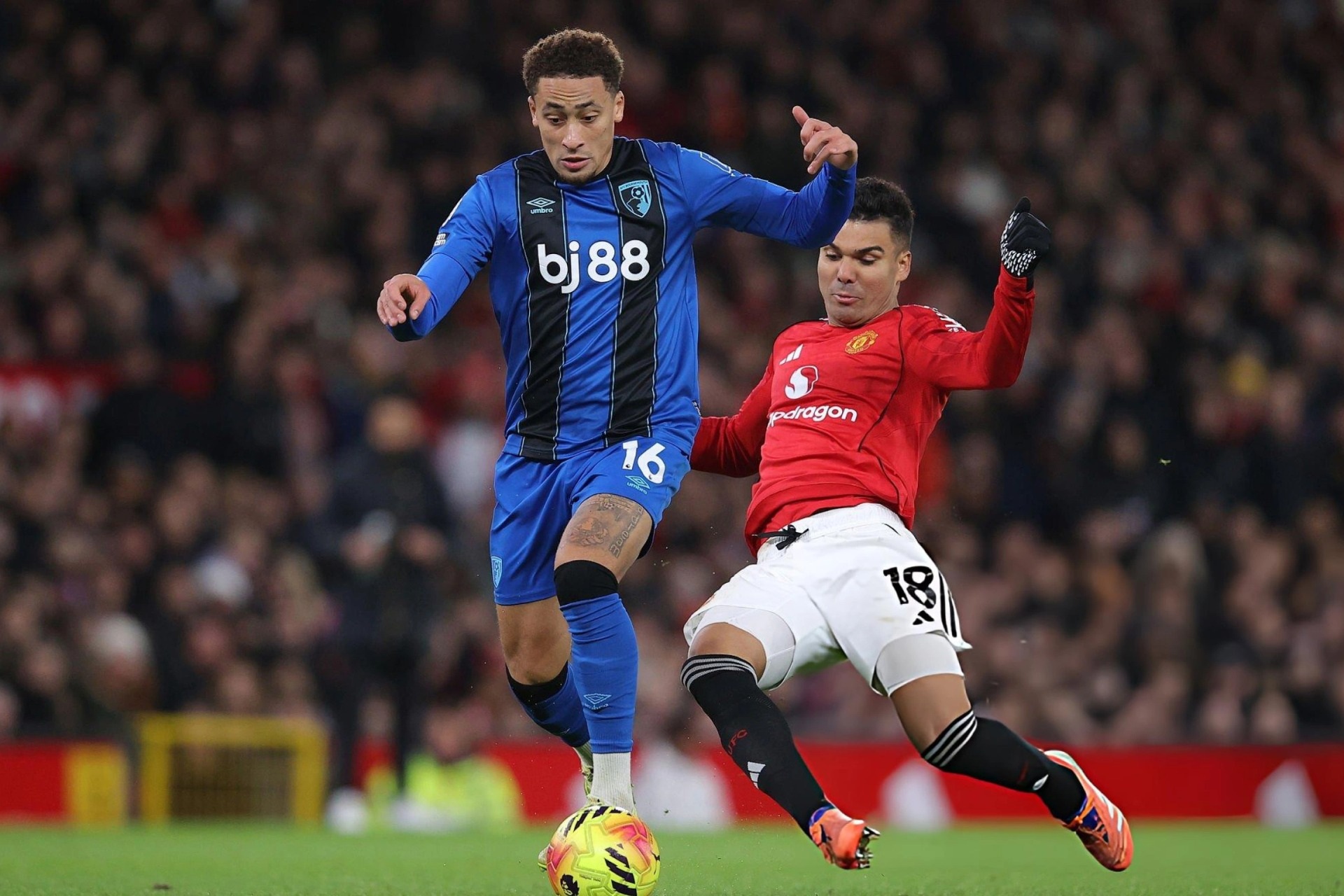 Man Utd chia điểm trong trận cầu 8 bàn thắng với Bournemouth