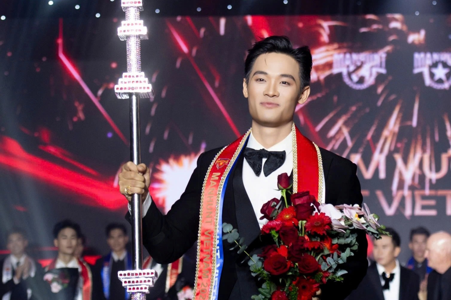 Chàng trai nghỉ việc đi thi nam vương, đăng quang Manhunt Vietnam 2025