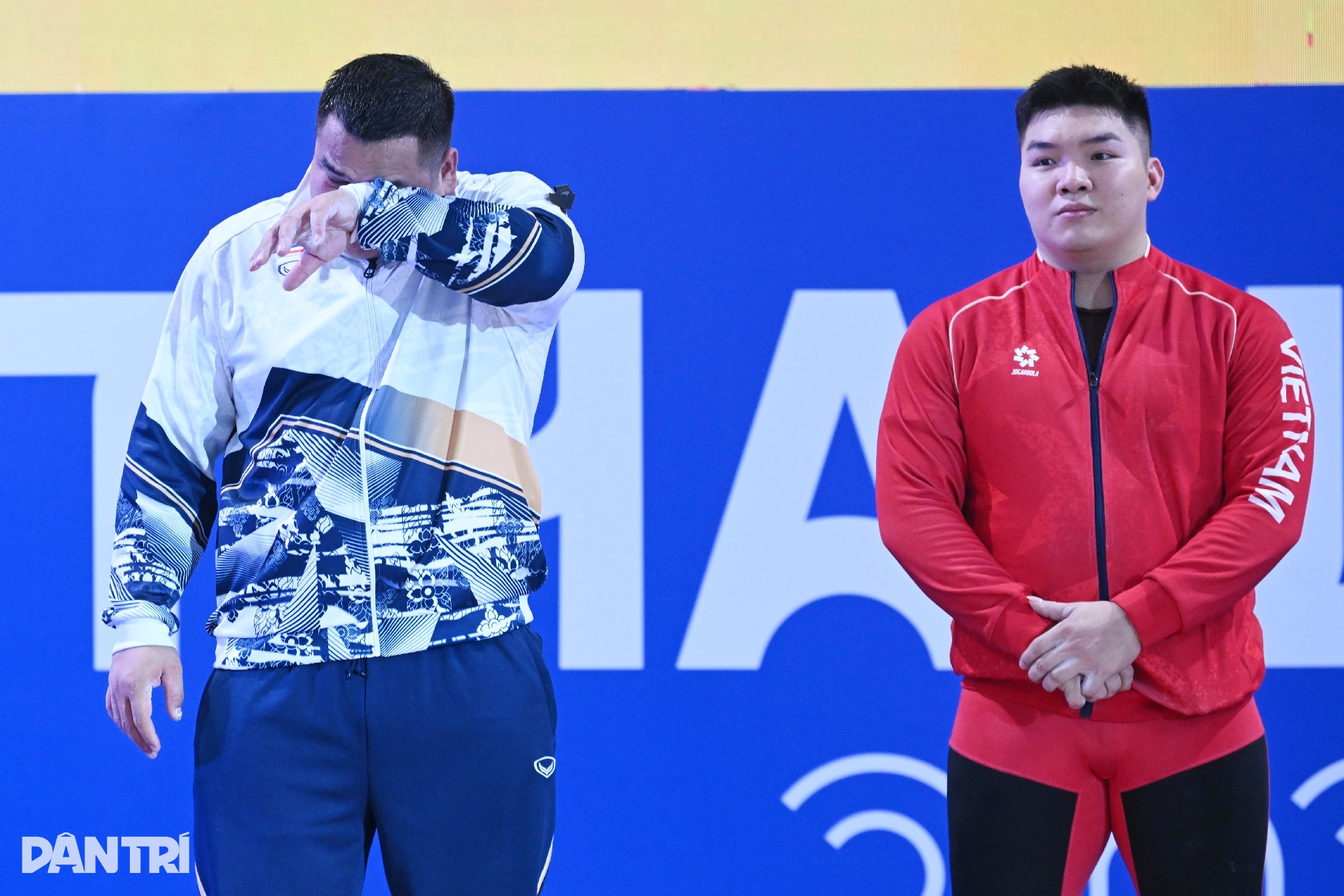 HCV vụt khỏi tay, lực sĩ Thái Lan khóc nghẹn trước bản lĩnh Việt Nam