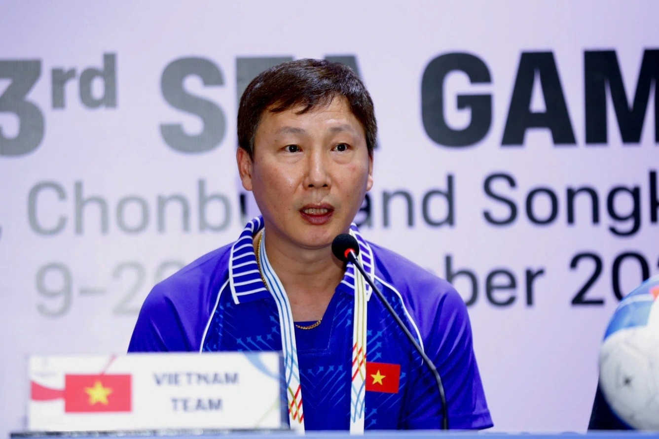 HLV Kim Sang Sik trả lời họp báo trước trận chung kết SEA Games