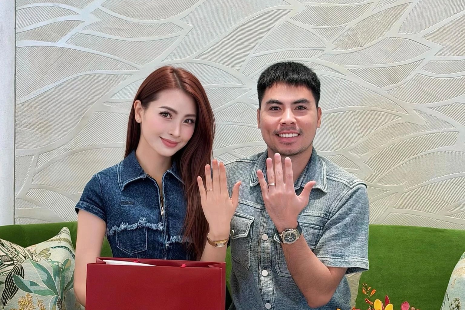 MC Huyền Trang "Mù Tạt" - Đức Huy khoe nhẫn cưới, kỷ niệm 1 năm yêu nhau