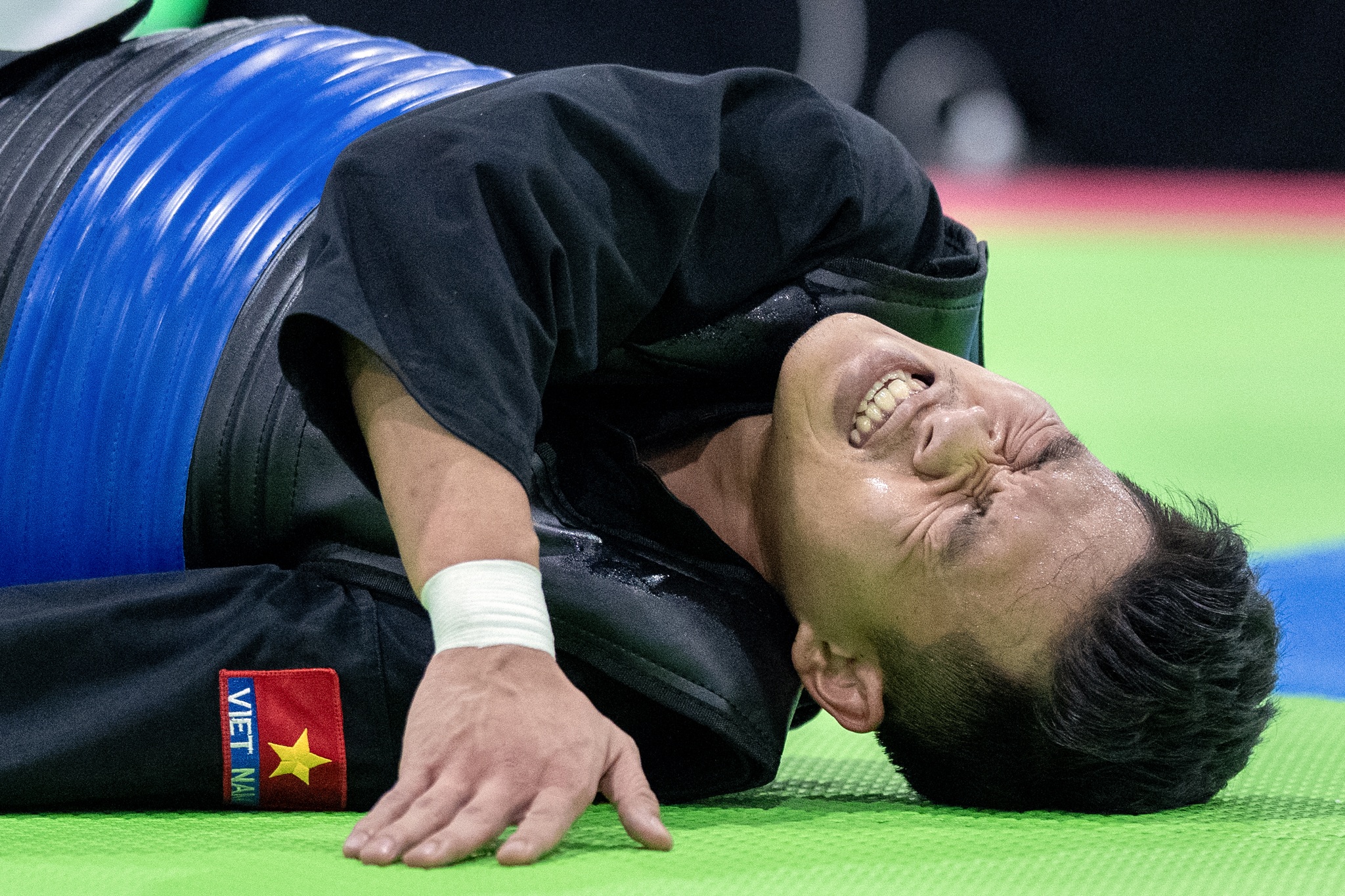 Bị VĐV Thái Lan "triệt hạ", võ sĩ Silat Việt Nam nén đau thi đấu giành HCV