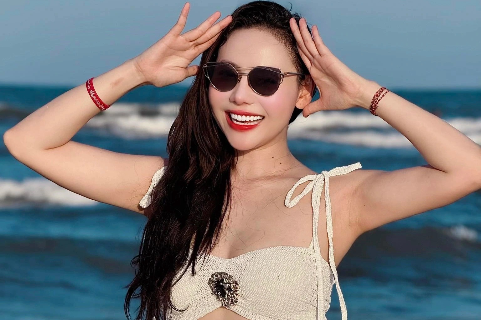 Sắc vóc xinh đẹp, gợi cảm của nữ chủ tịch "gây bão" trong phim Lằn ranh