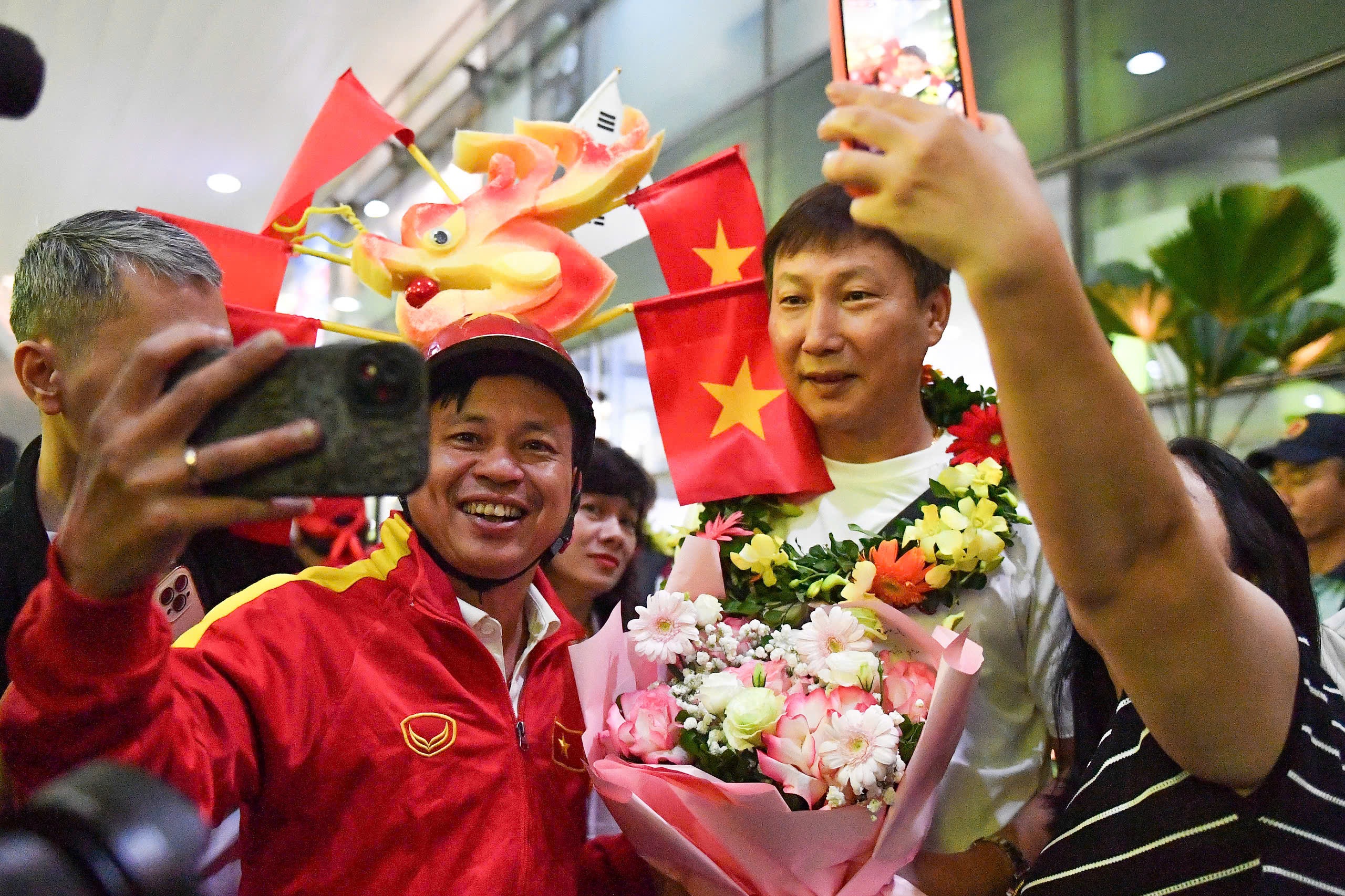 U22 Việt Nam về đến Hà Nội, rạng rỡ sau chiến dịch SEA Games 33