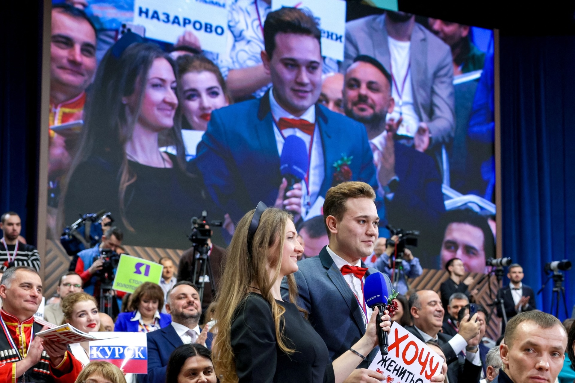 Phản ứng của Tổng thống Putin khi được mời dự đám cưới trong họp báo