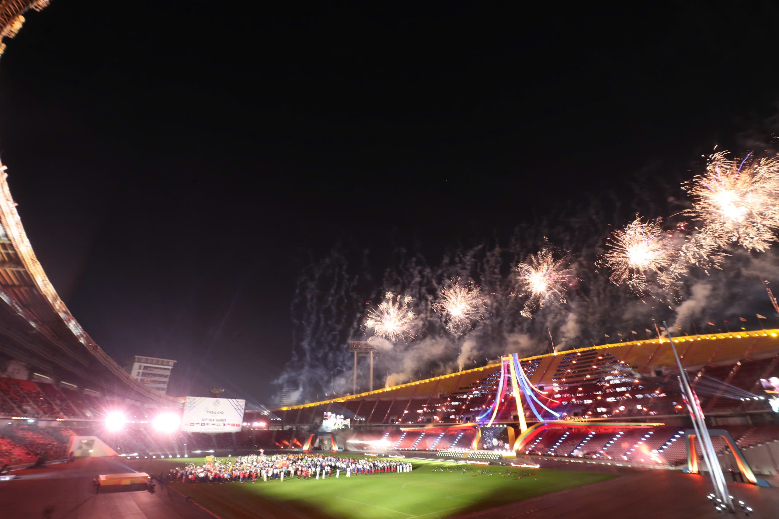 SEA Games 33 hạ màn, pháo hoa rực rỡ trong đêm chia tay Thái Lan