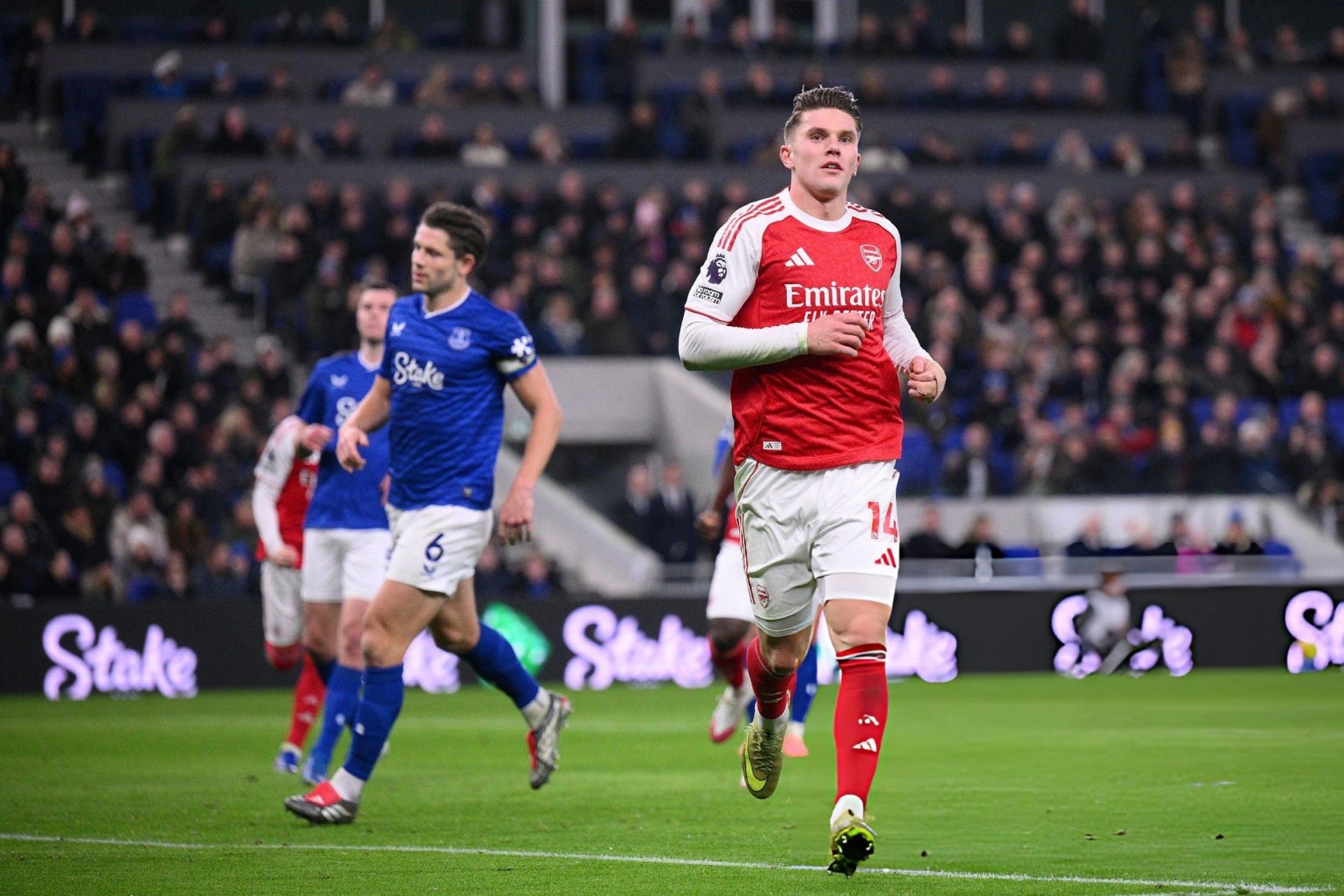 Arsenal thắng tối thiểu Everton, trở lại ngôi đầu bảng