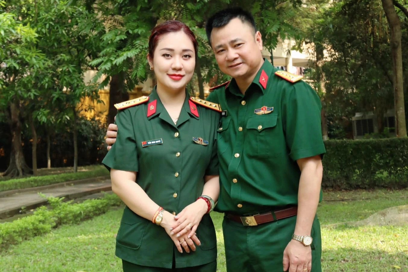 Vợ trẻ Thiếu tá của NSND Tự Long: “Chồng luôn chiều tôi vô điều kiện”