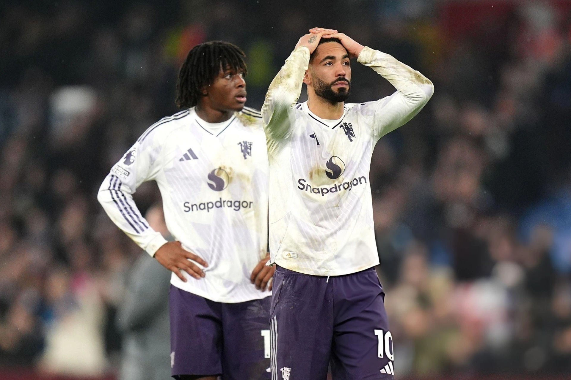 Man Utd gục ngã trước Aston Villa bởi siêu phẩm của Morgan Rogers