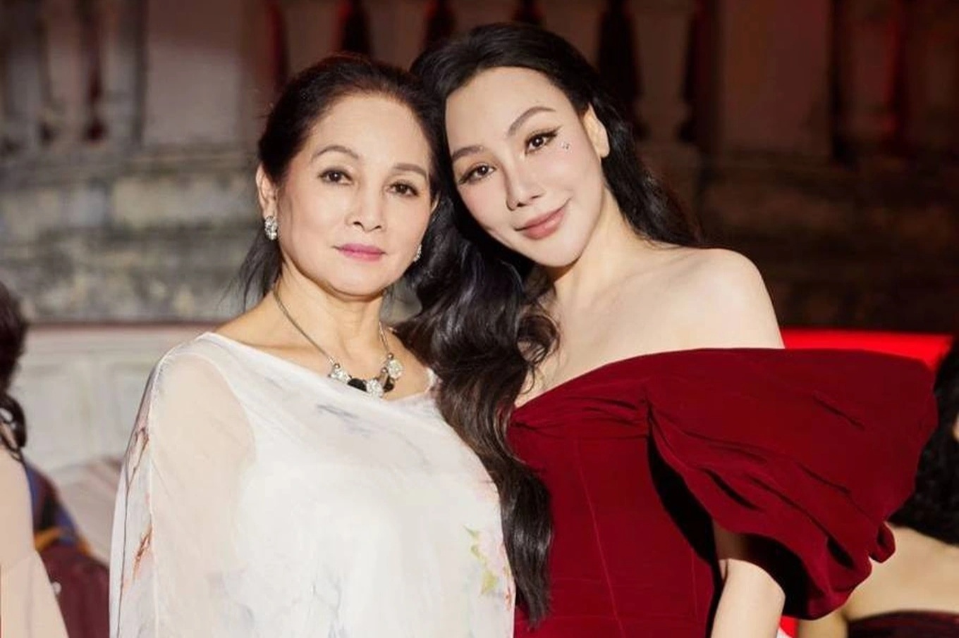 Đại tá, NSND Hà Thuỷ từng từ chối quà tặng như ô tô, túi hàng hiệu